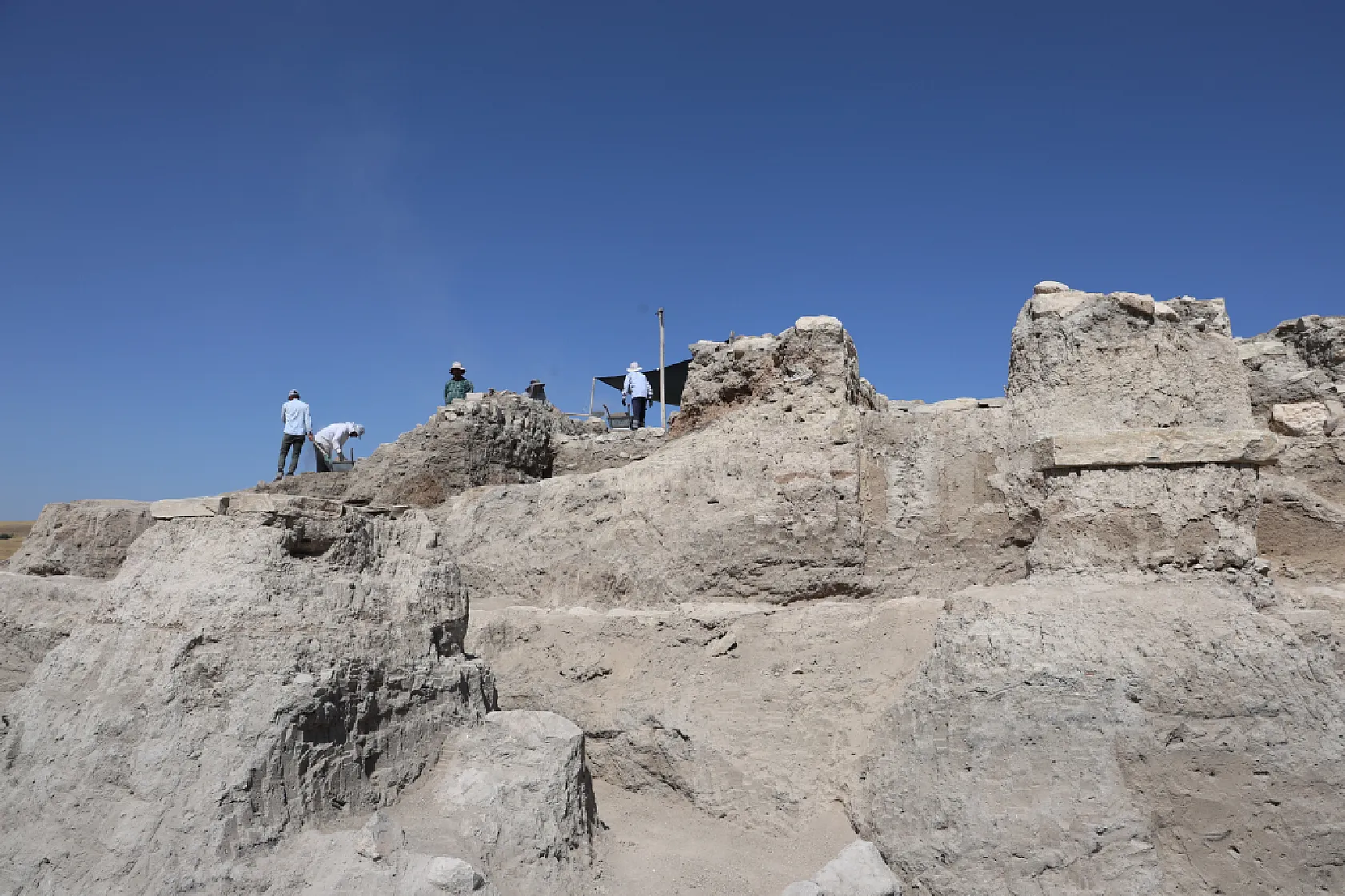 Elazığ'da 6 bin yıllık seramikler ortaya çıkarıldı