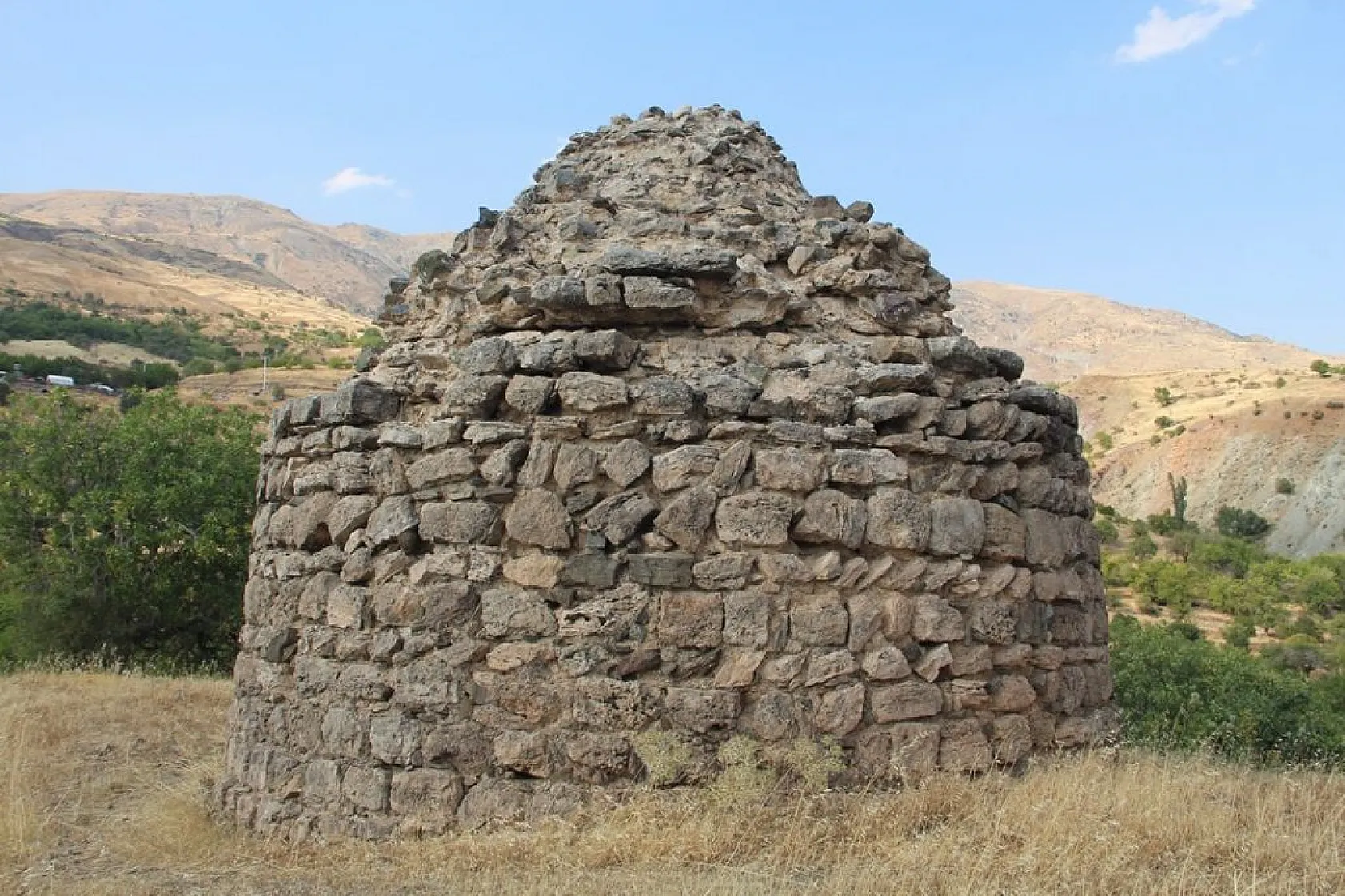 800 yıllık kümbet zamana direniyor