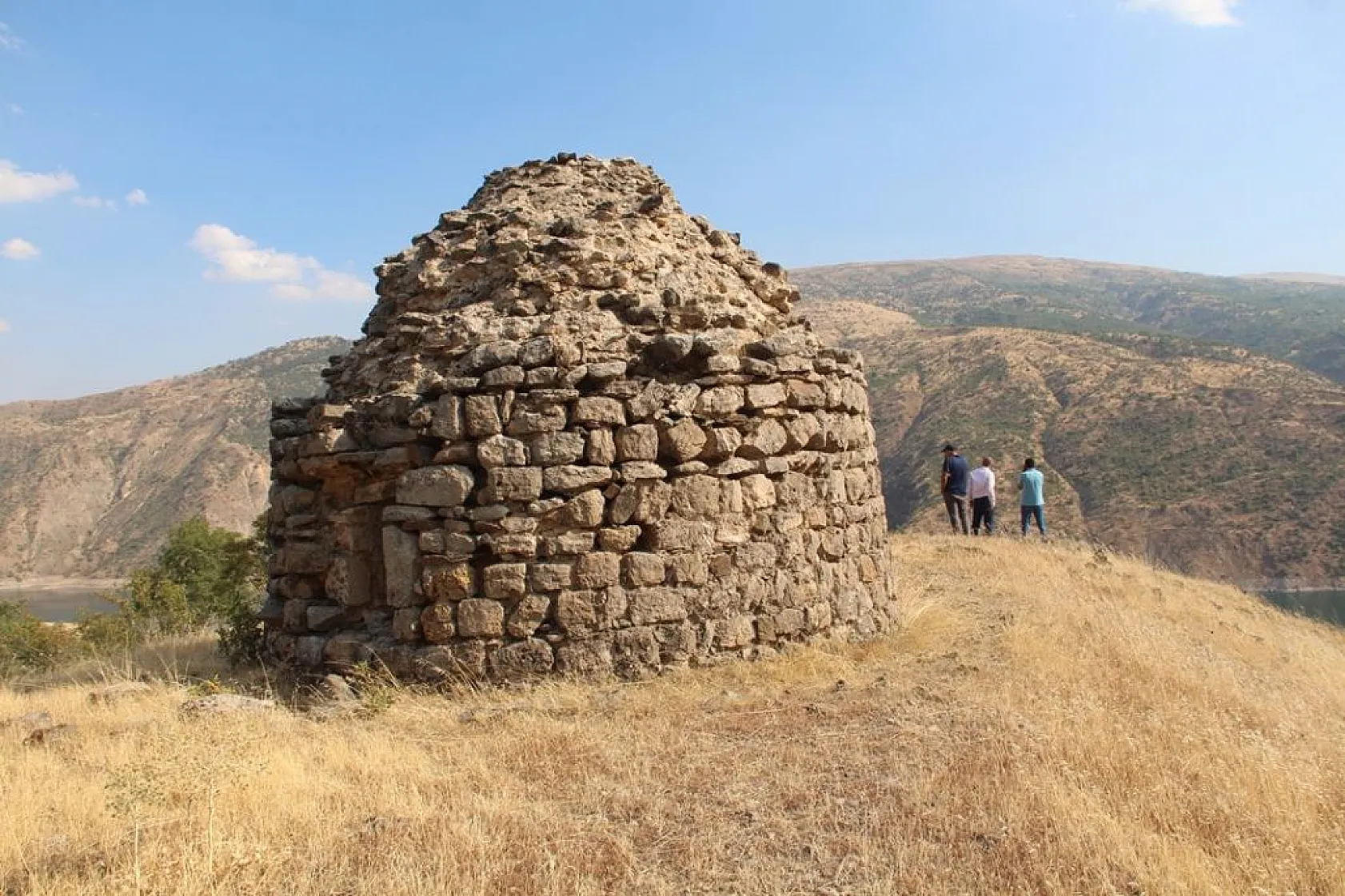 800 yıllık kümbet zamana direniyor