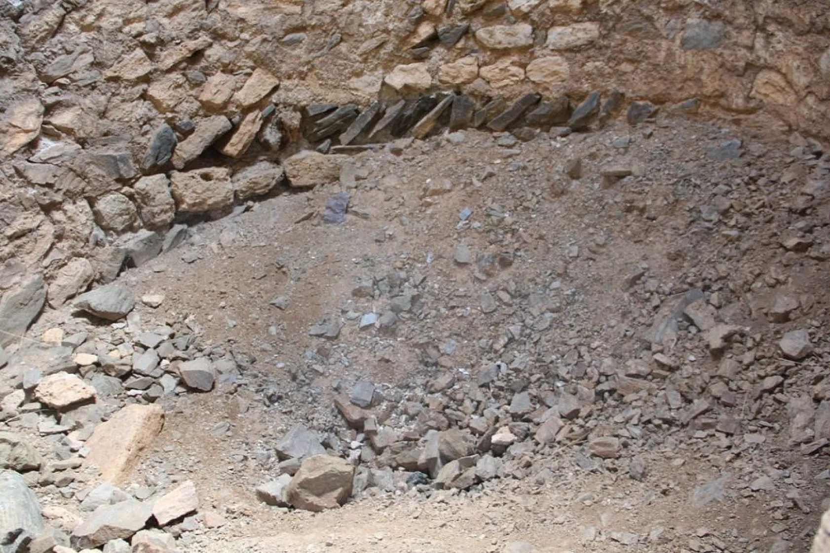 800 yıllık kümbet zamana direniyor