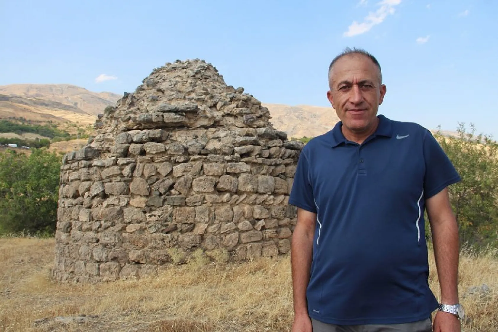 800 yıllık kümbet zamana direniyor