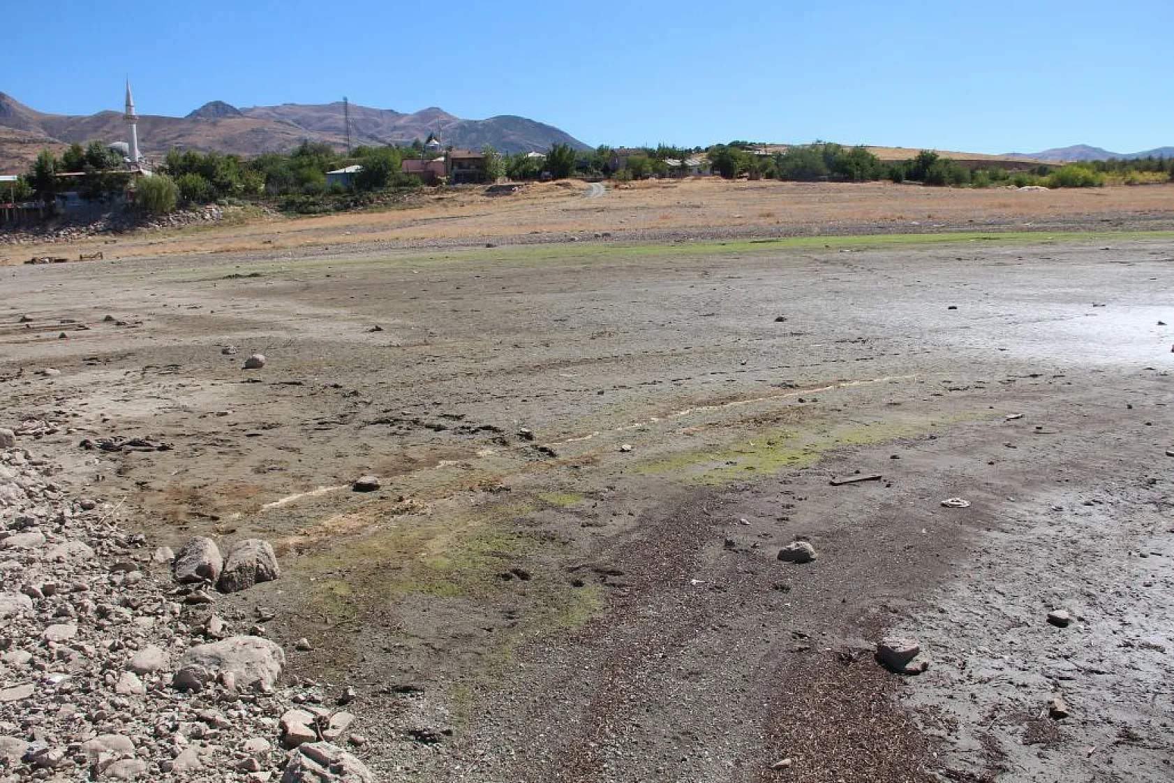 Aşağı İçme köyü şimdi kuraklıkla boğuşuyor