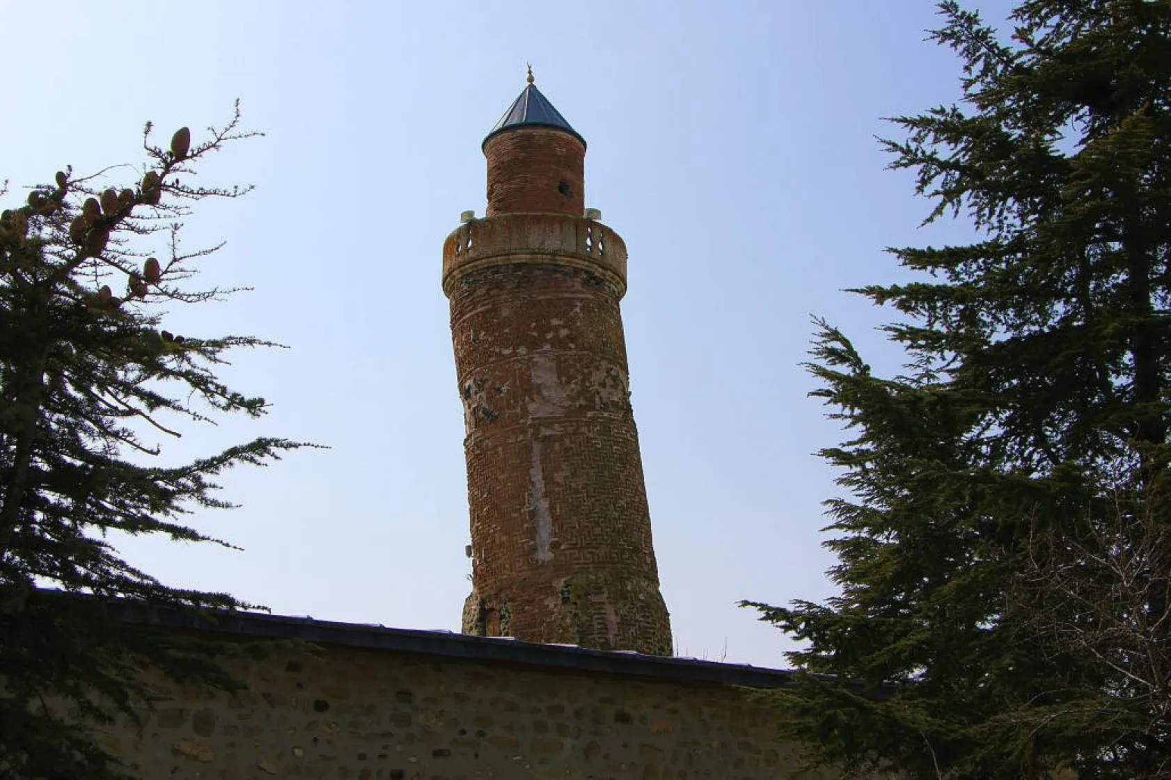 870 yıllık Eğri Minare tarihe meydan okuyor