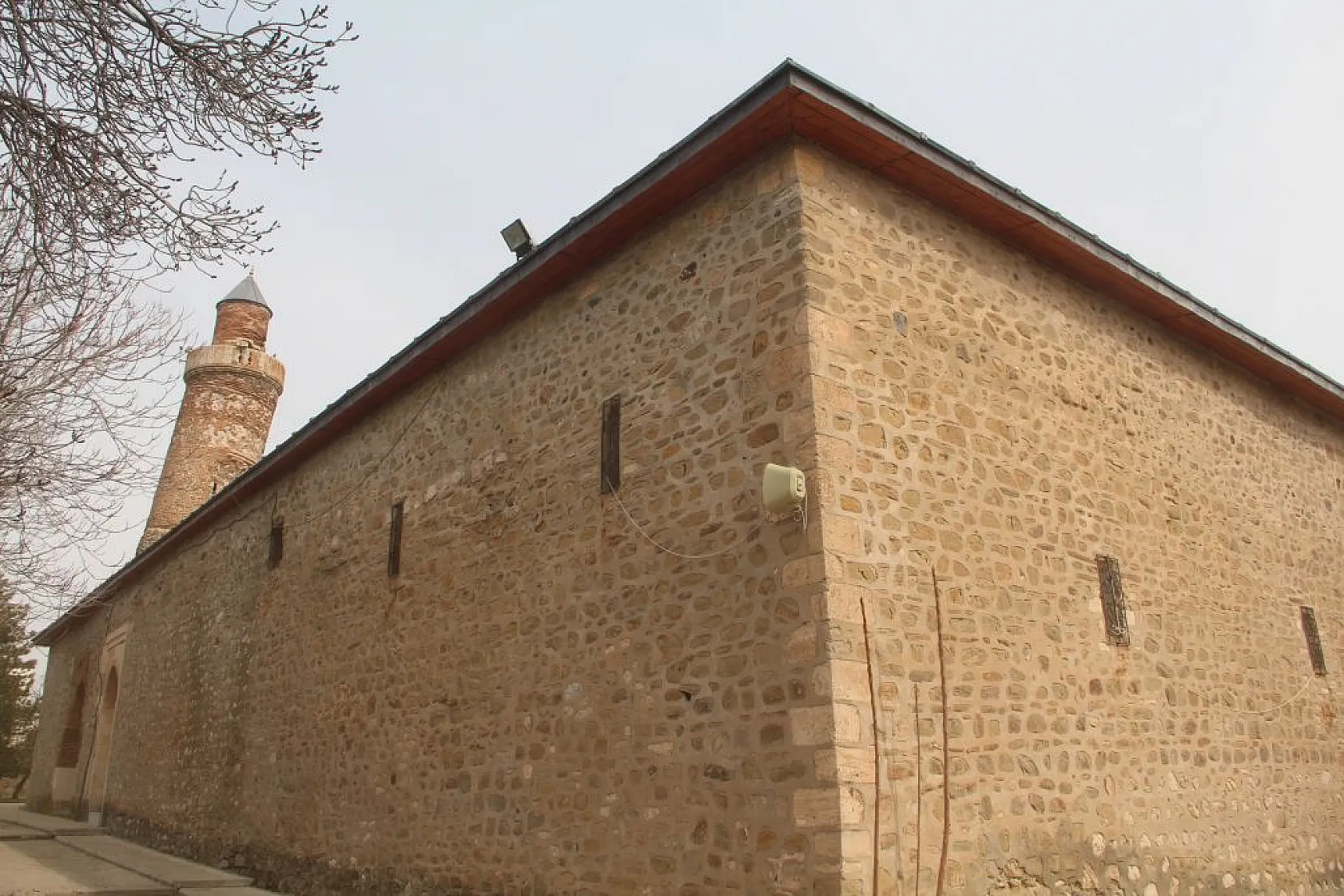 870 yıllık Eğri Minare tarihe meydan okuyor