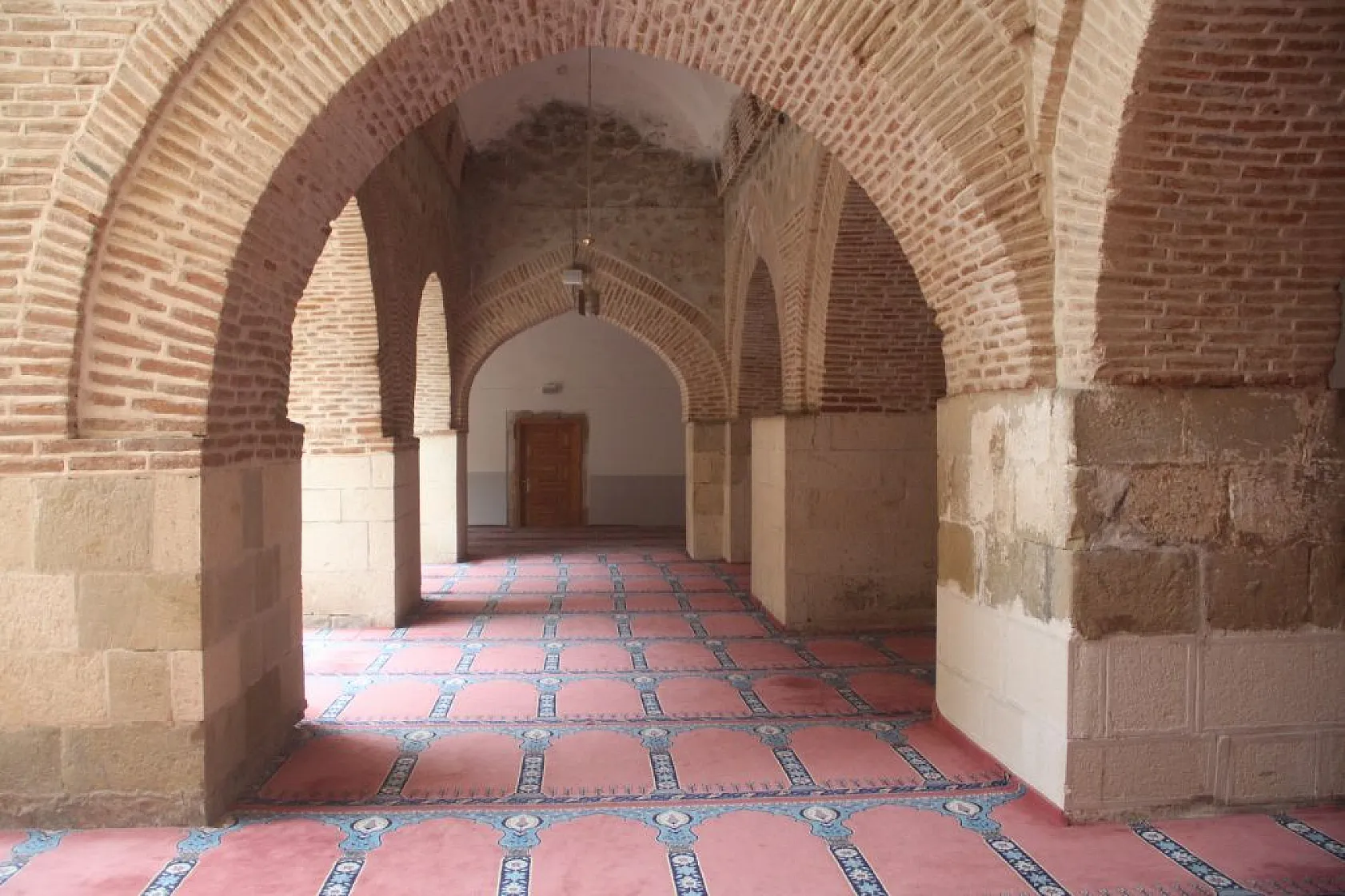 870 yıllık Eğri Minare tarihe meydan okuyor
