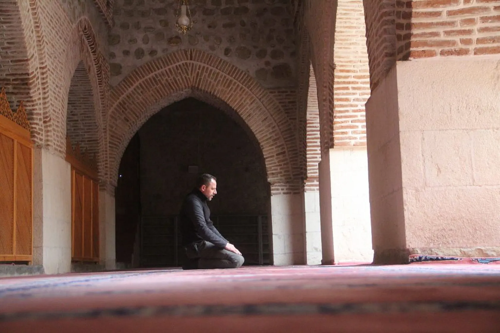 870 yıllık Eğri Minare tarihe meydan okuyor