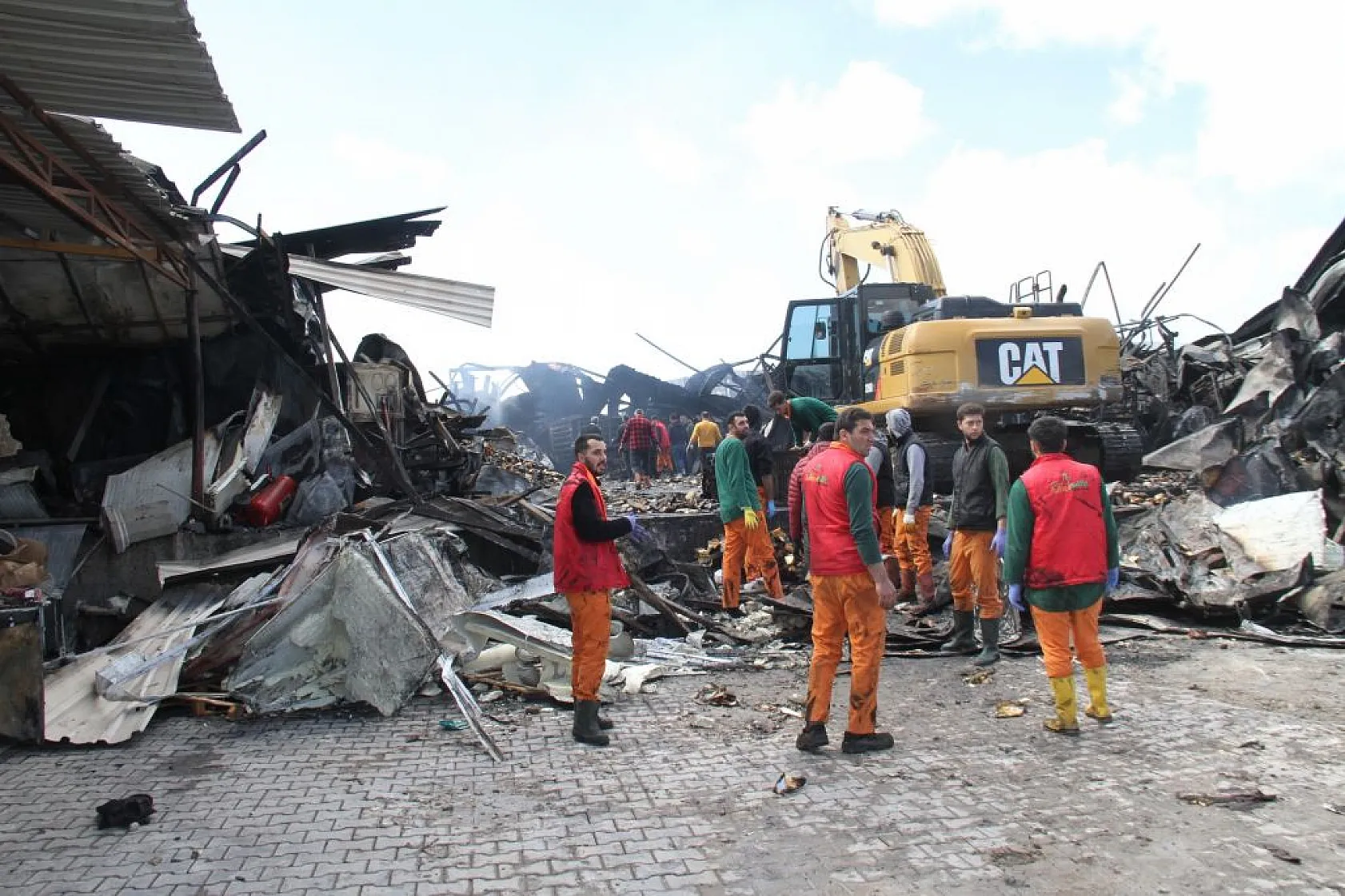 Elazığ'da yanan fabrika havadan görüntülendi
