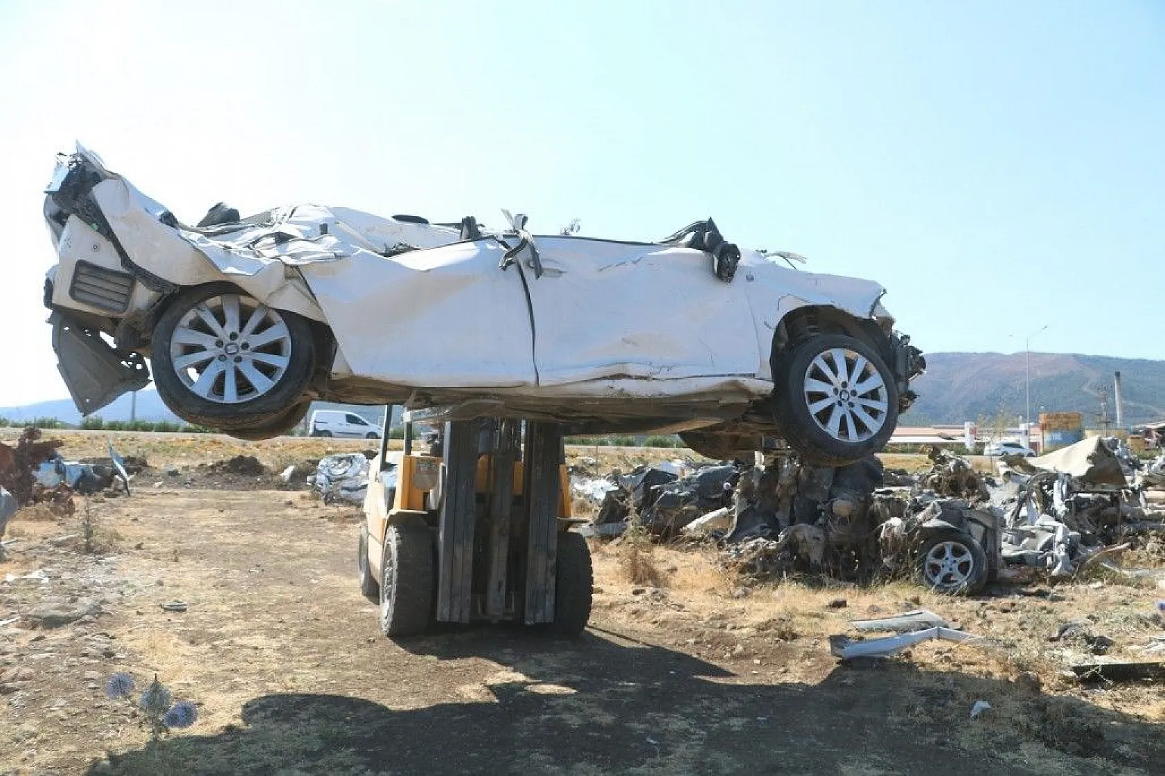 Enkaz araçlar teslim ediliyor