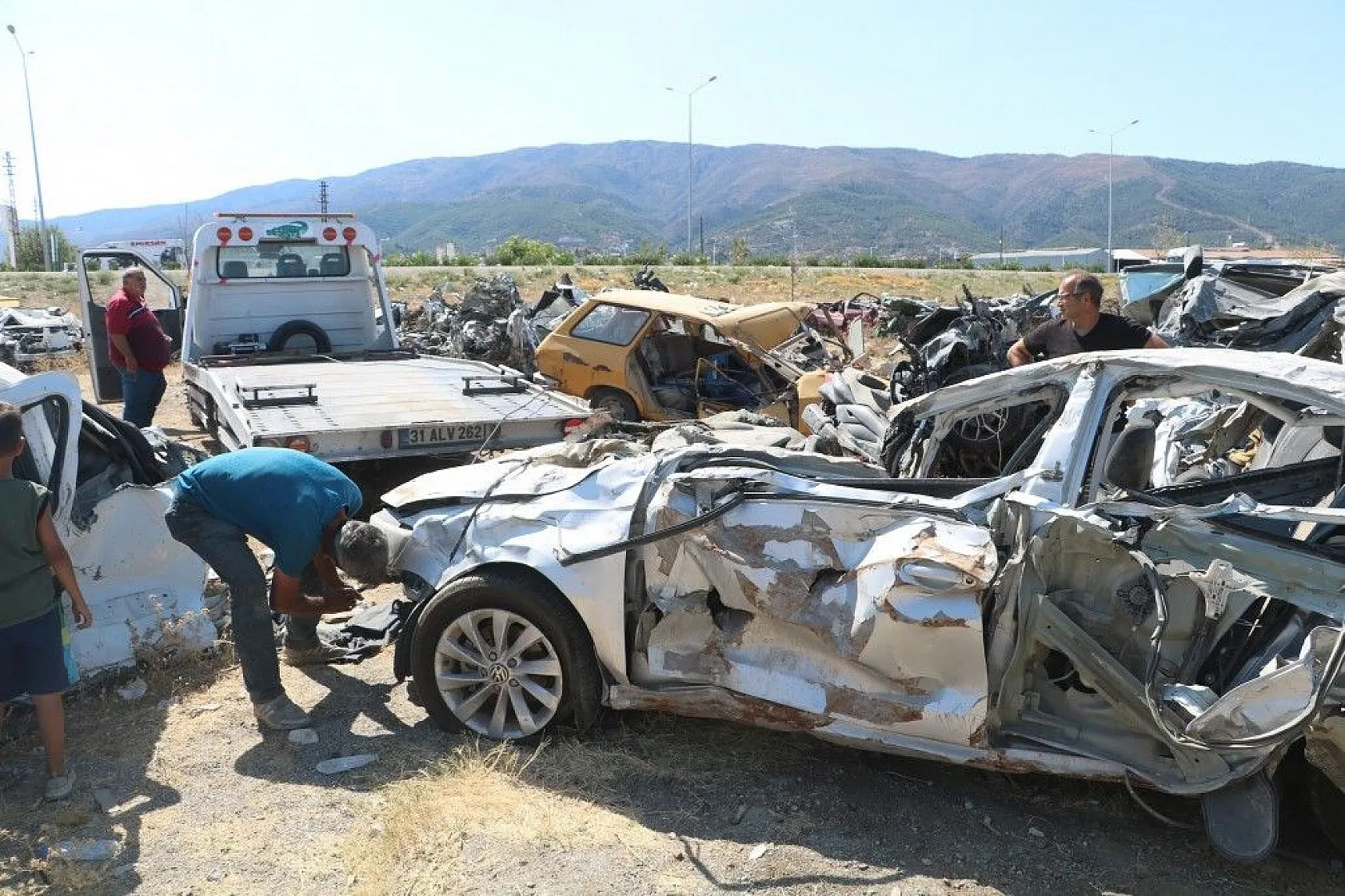 Enkaz araçlar teslim ediliyor