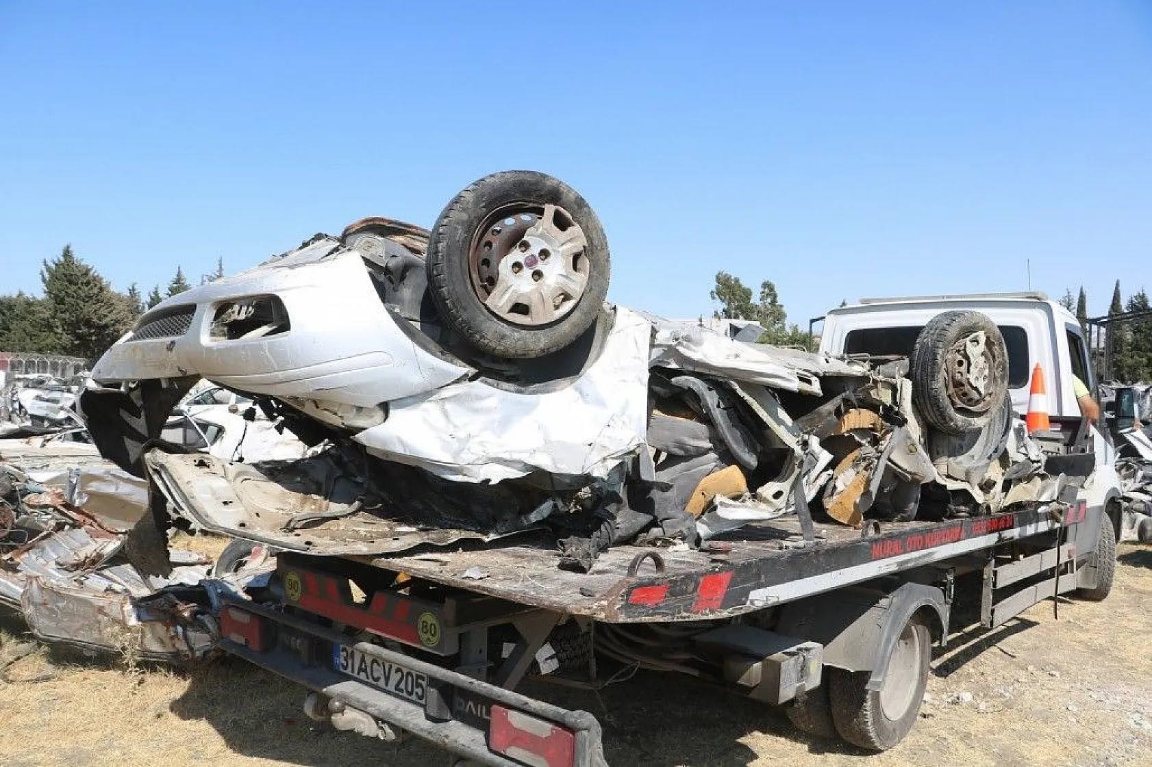 Enkaz araçlar teslim ediliyor