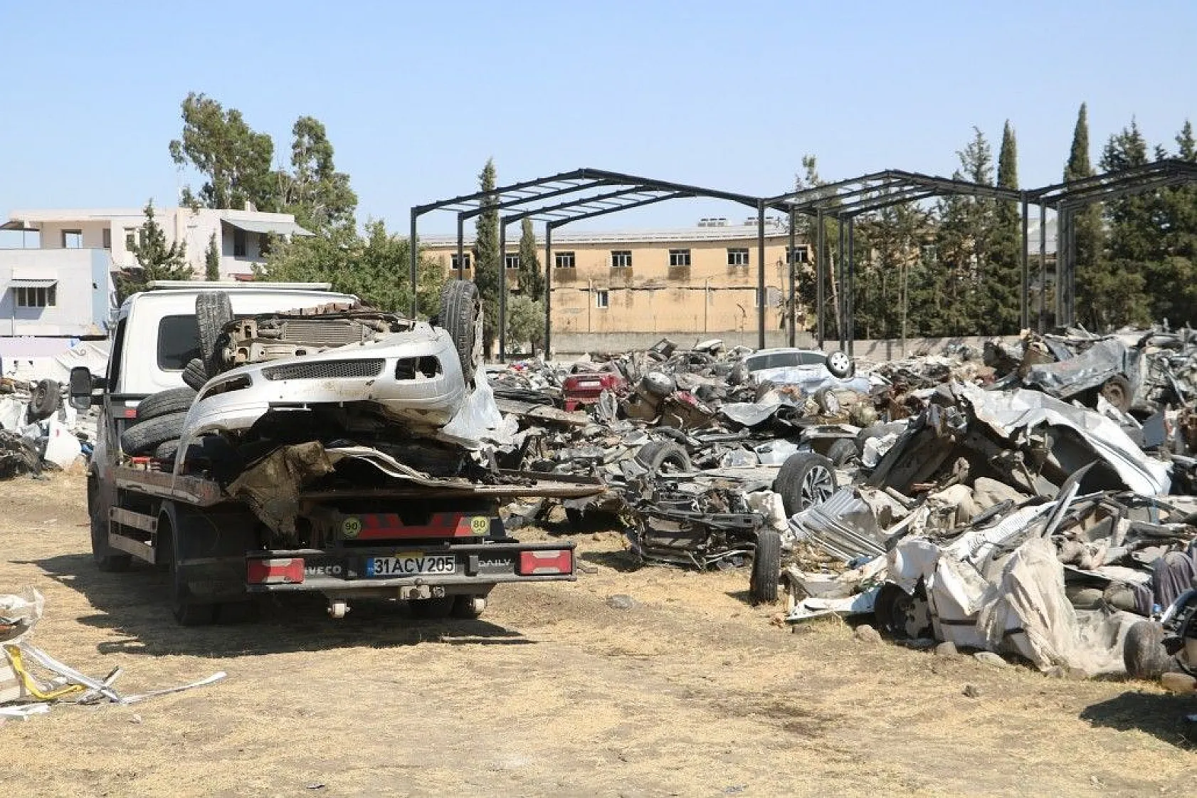 Enkaz araçlar teslim ediliyor