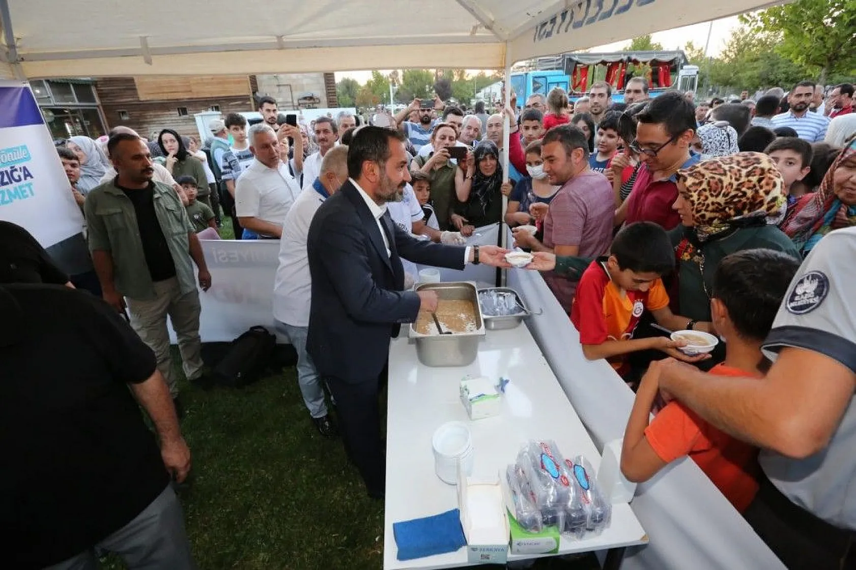 Belediyeden aşure ikramı