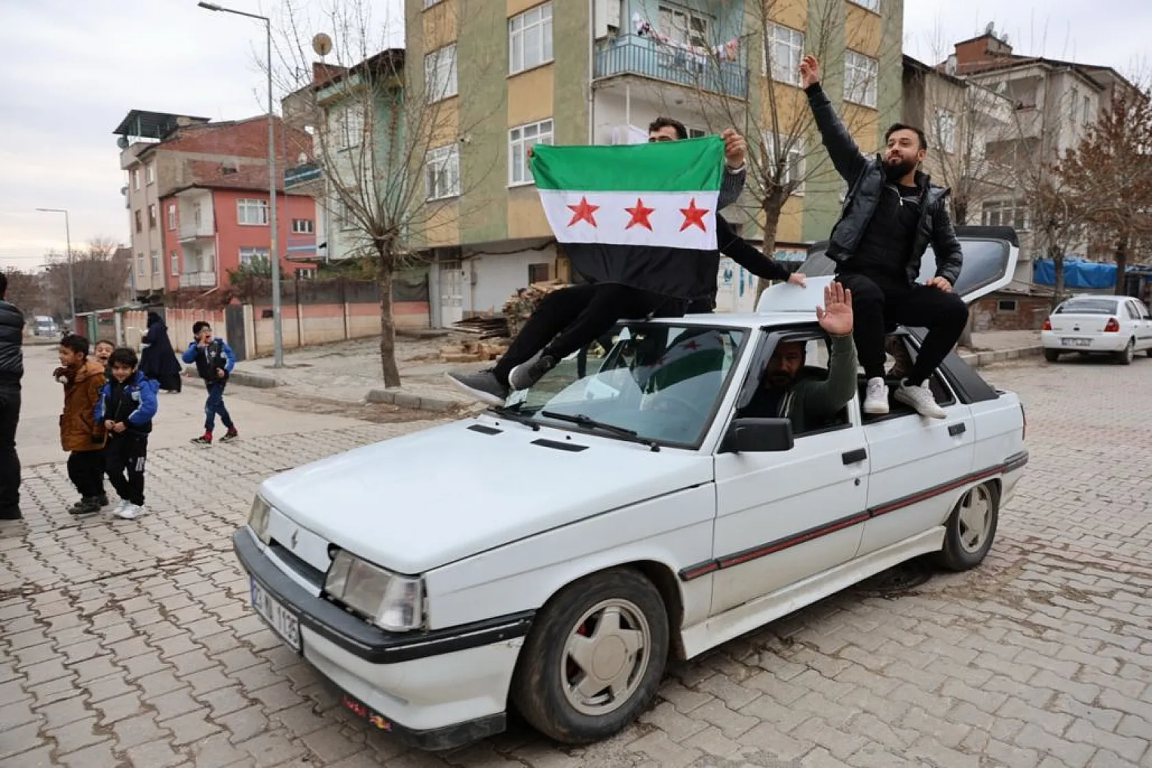 Elazığ'daki Suriyeliler Esed'in gidişini kutladı
