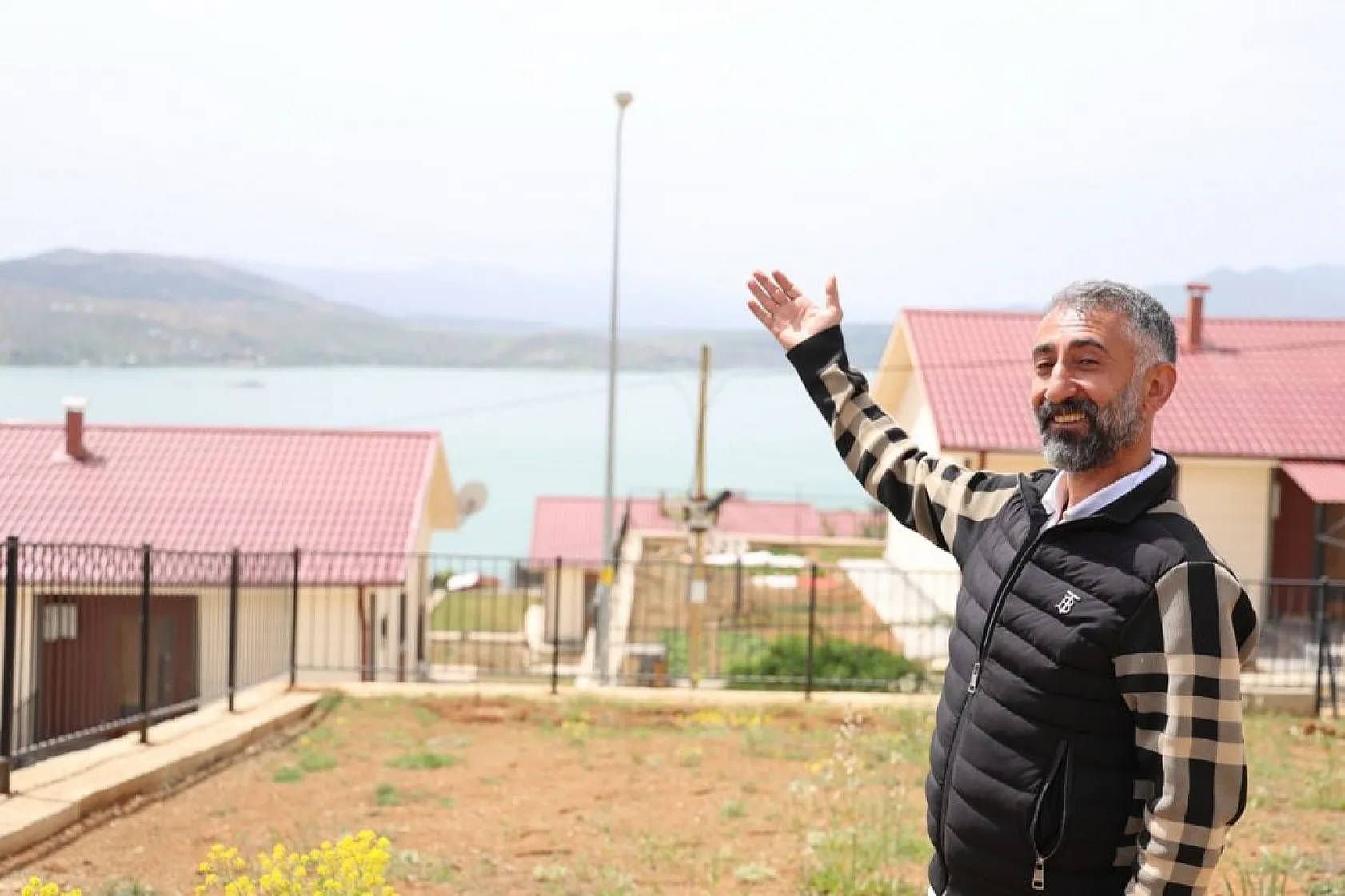 TOKİ'nin göl manzaralı deprem konutlarına yoğun ilgi