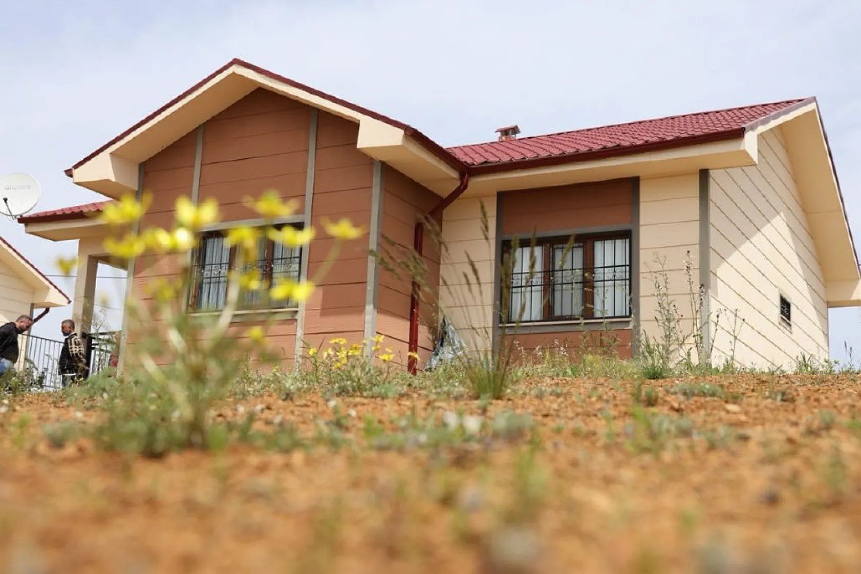 TOKİ'nin göl manzaralı deprem konutlarına yoğun ilgi