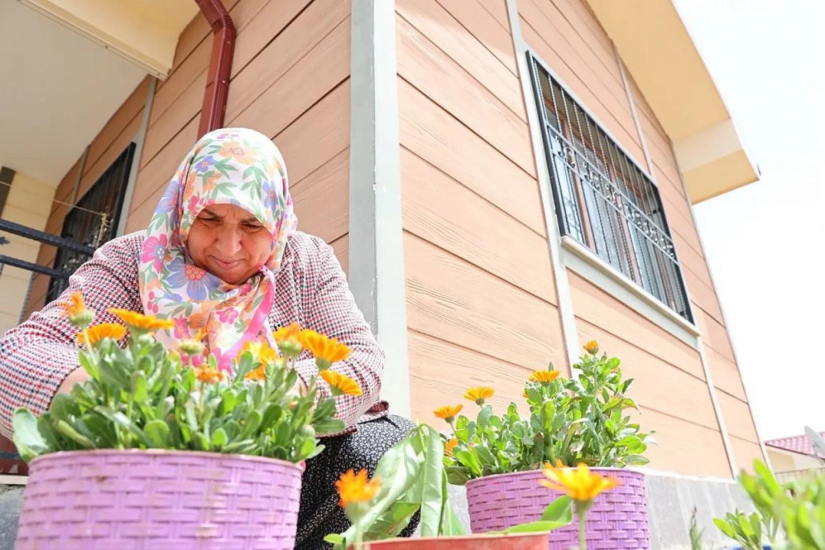 TOKİ'nin göl manzaralı deprem konutlarına yoğun ilgi