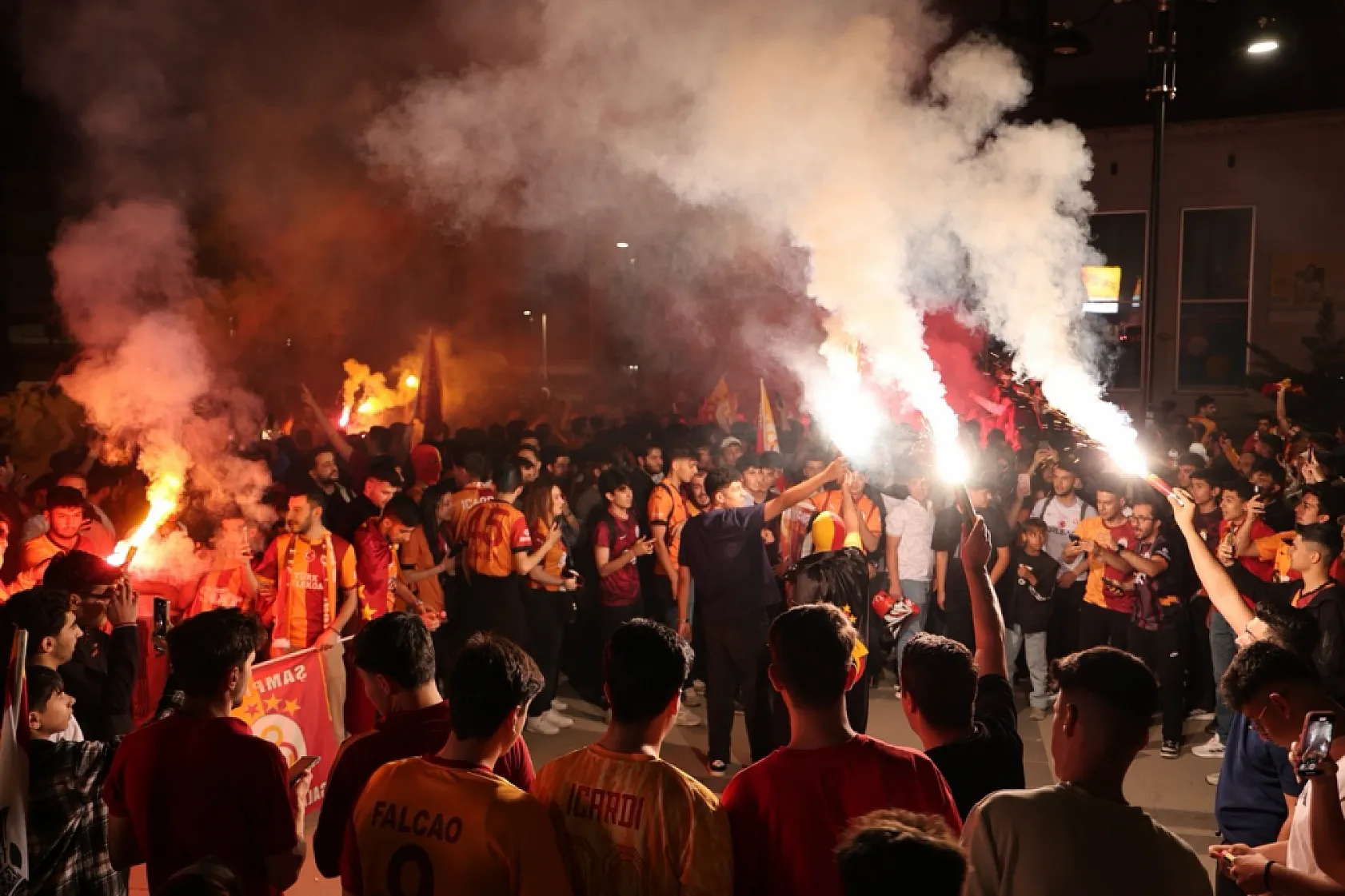 Elazığ'da sarı-kırmızı gece