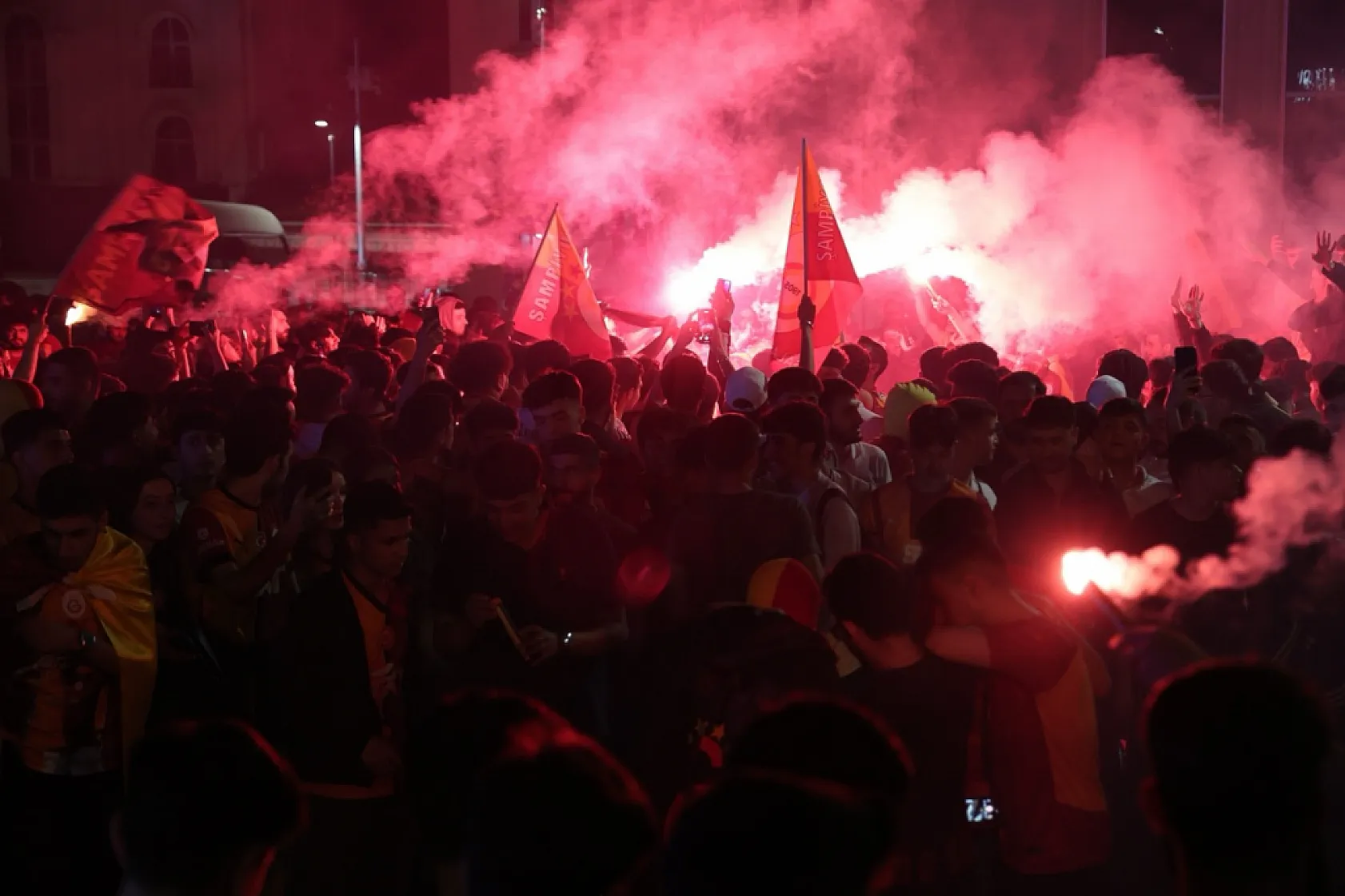 Elazığ'da sarı-kırmızı gece
