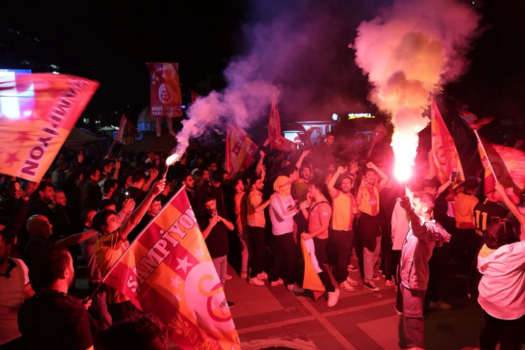 Elazığ'da sarı-kırmızı gece