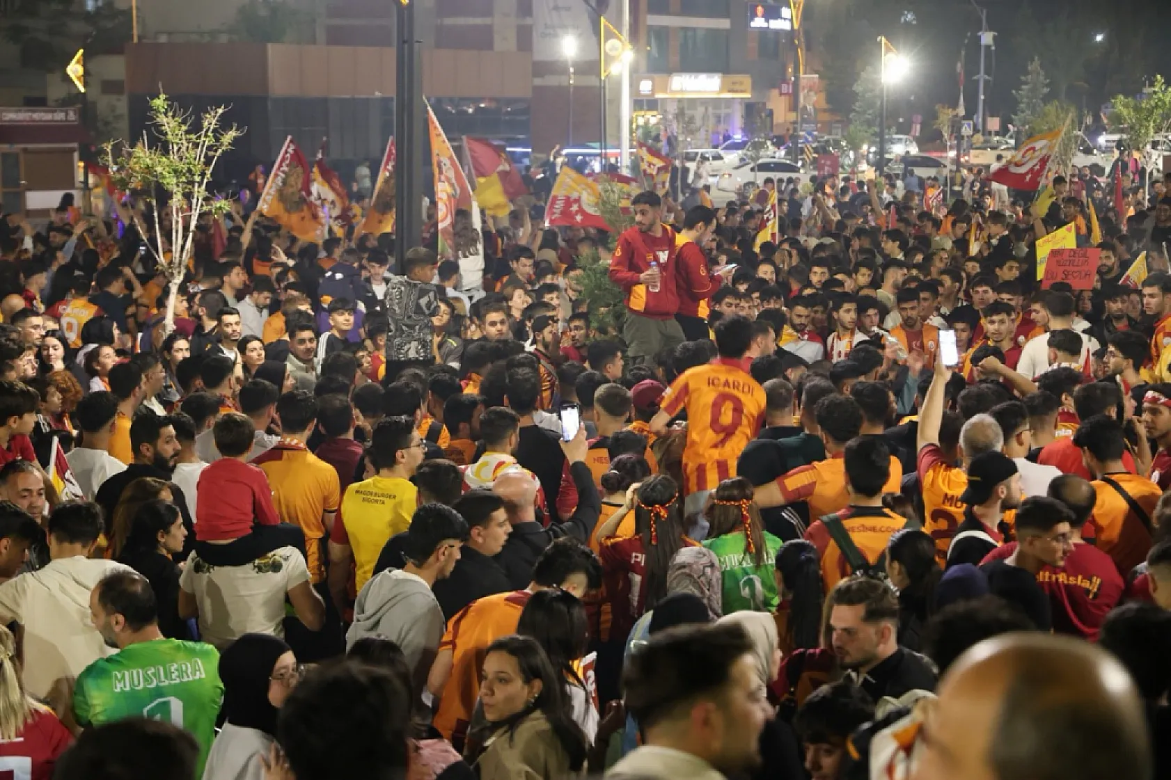 Elazığ'da sarı-kırmızı gece