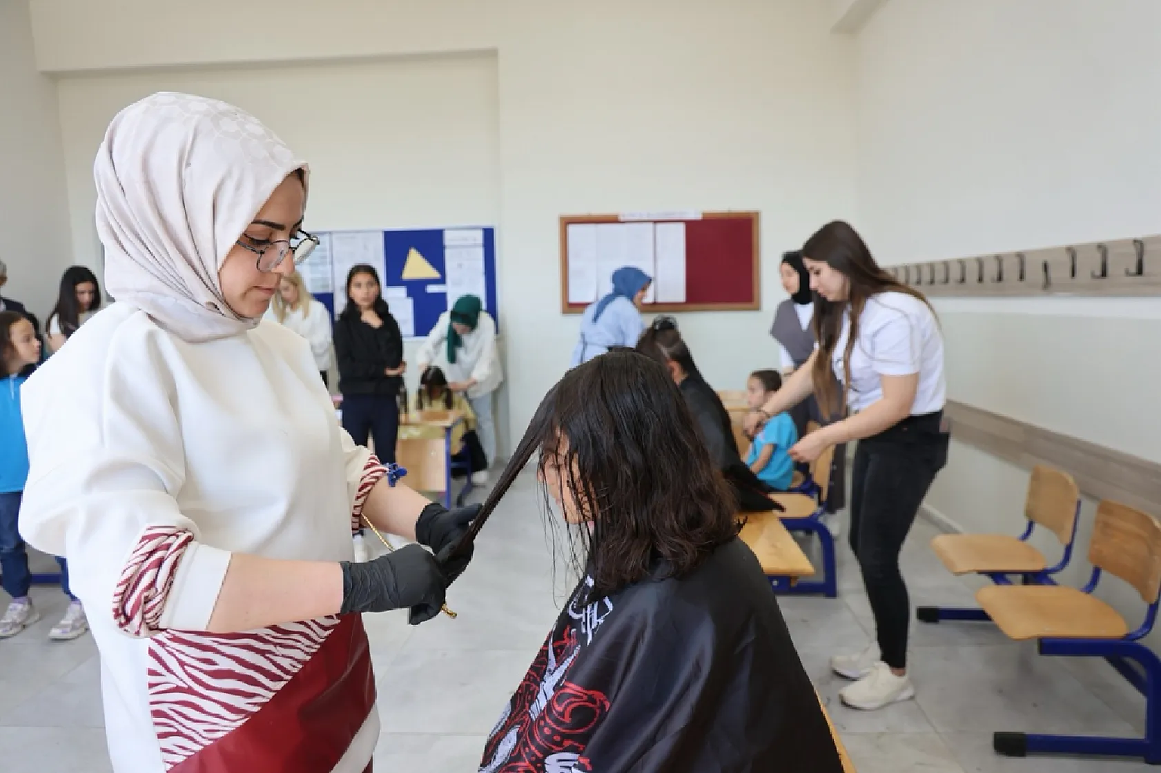 Elazığ'da köy okulunda bayram tıraşı