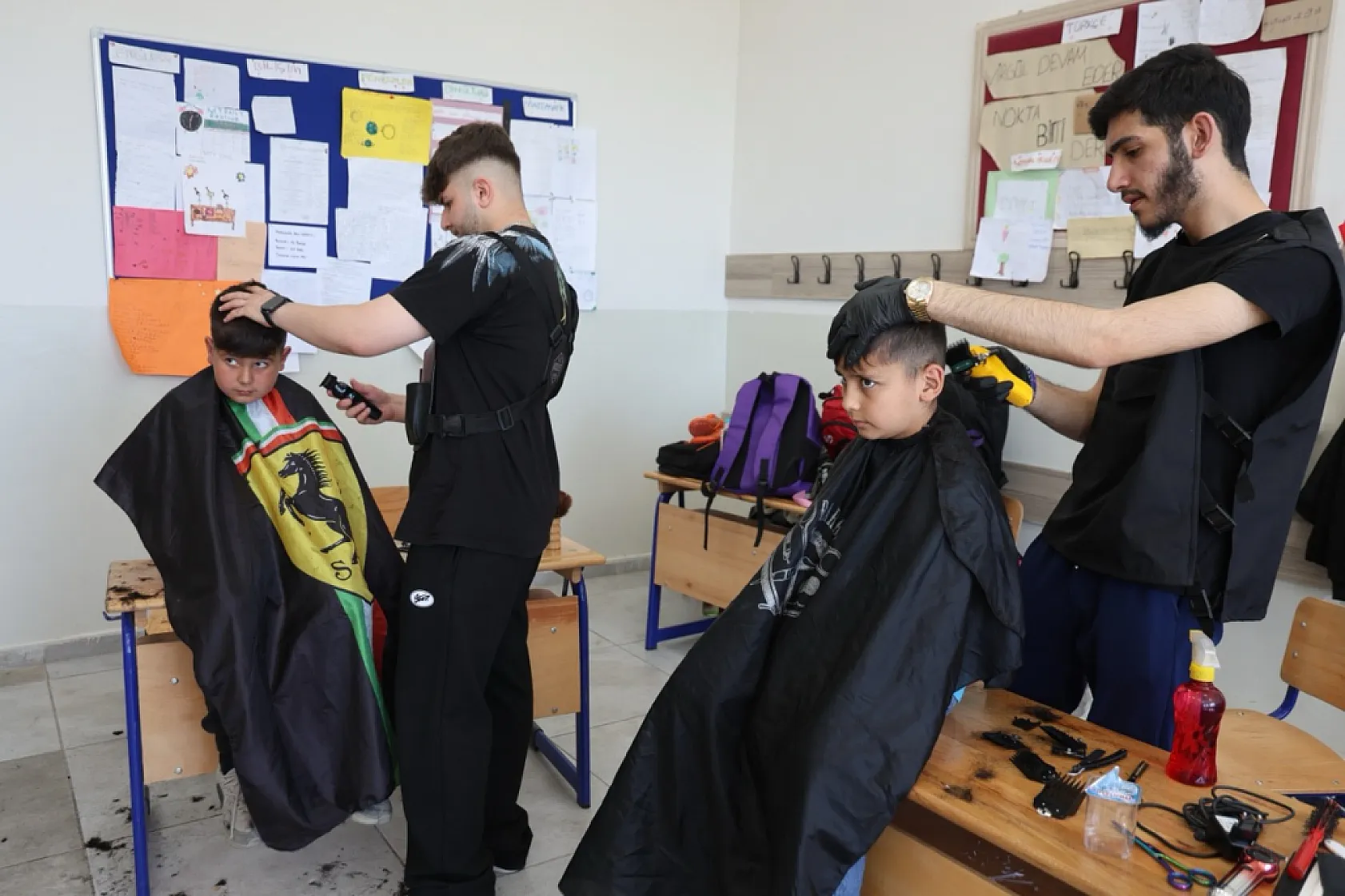 Elazığ'da köy okulunda bayram tıraşı