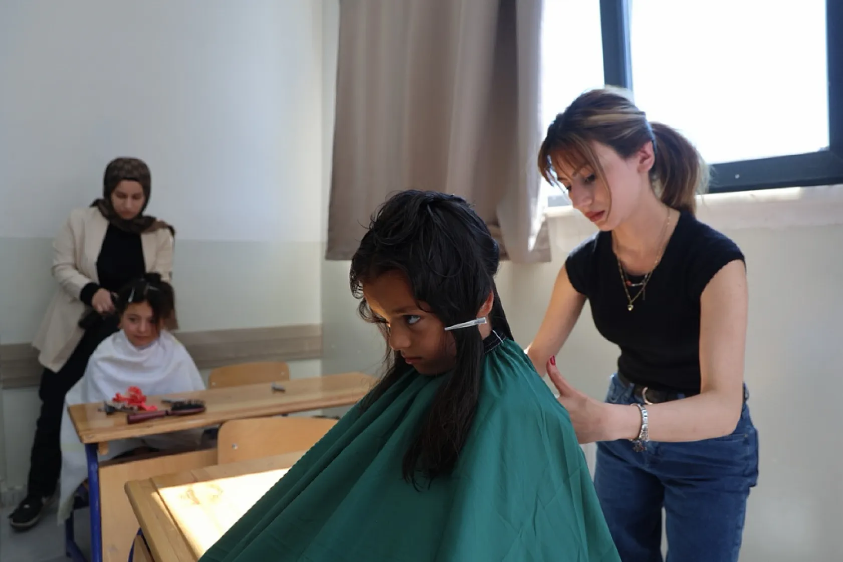 Elazığ'da köy okulunda bayram tıraşı