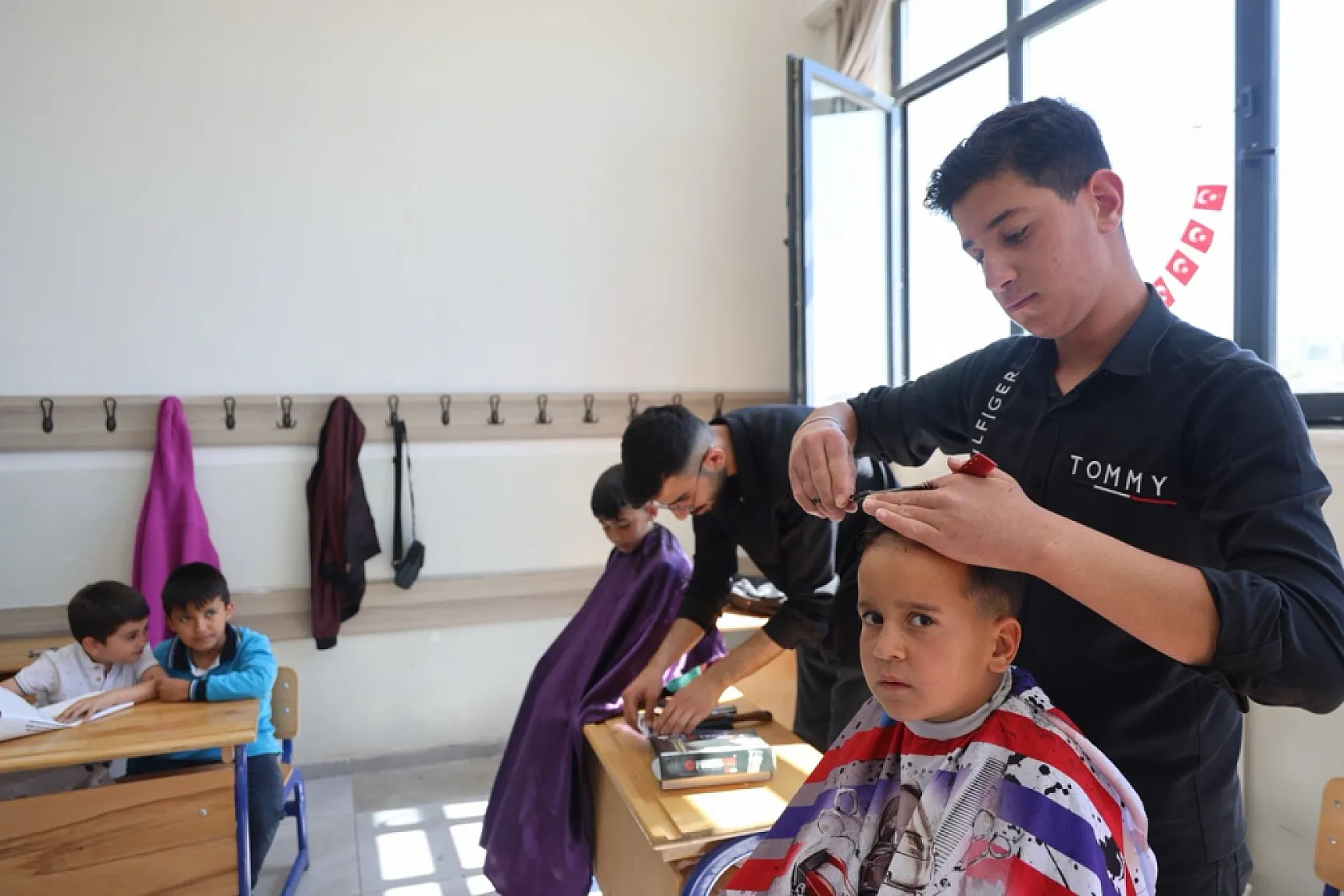 Elazığ'da köy okulunda bayram tıraşı