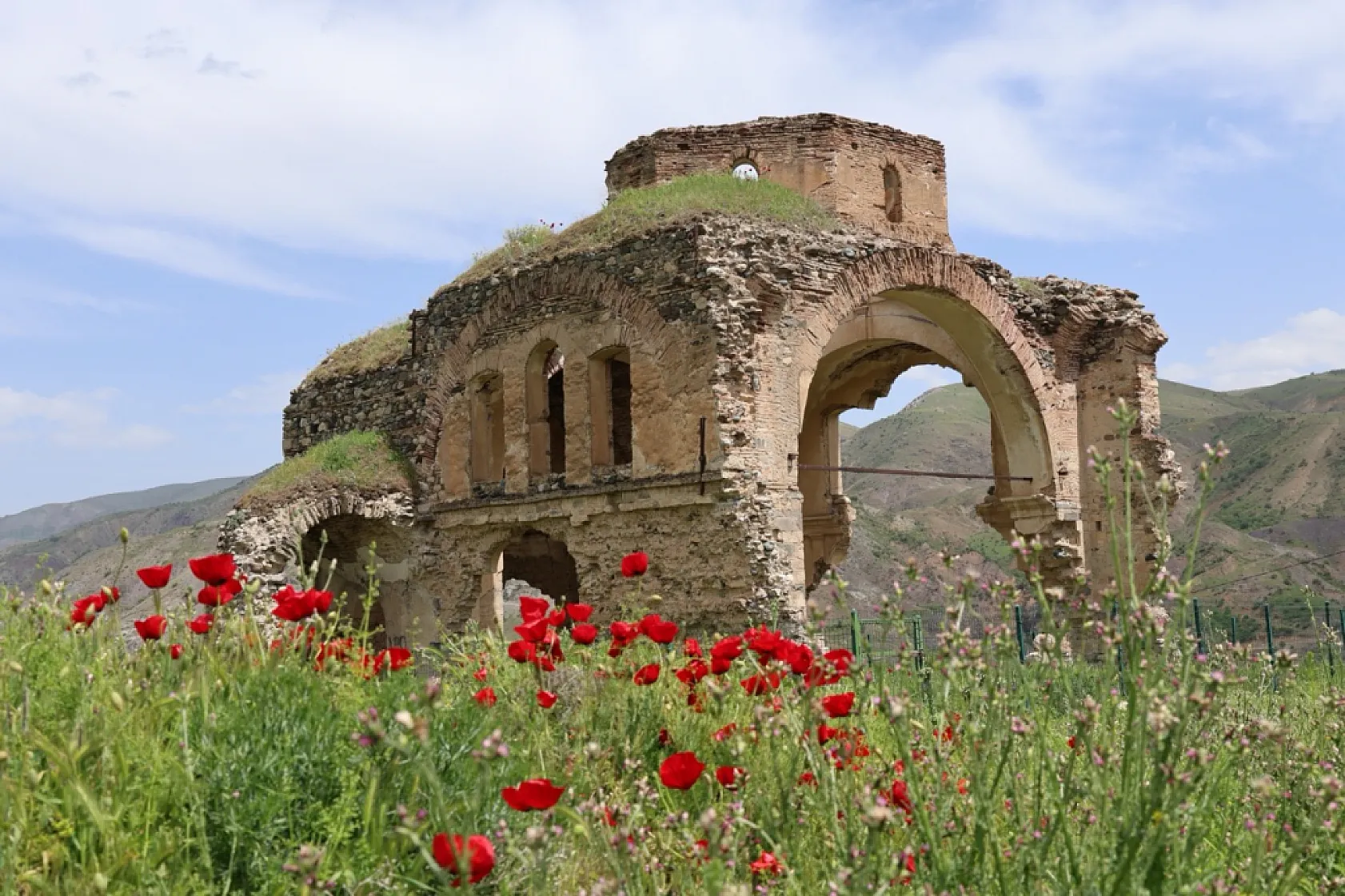 Elazığ'ın Palu ilçesi yaz aylarında tarih ve doğayı bir arada sunuyor