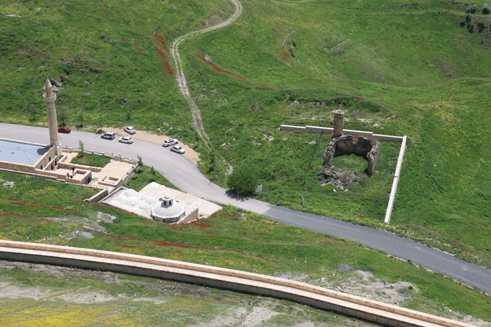 Elazığ'ın Palu ilçesi yaz aylarında tarih ve doğayı bir arada sunuyor