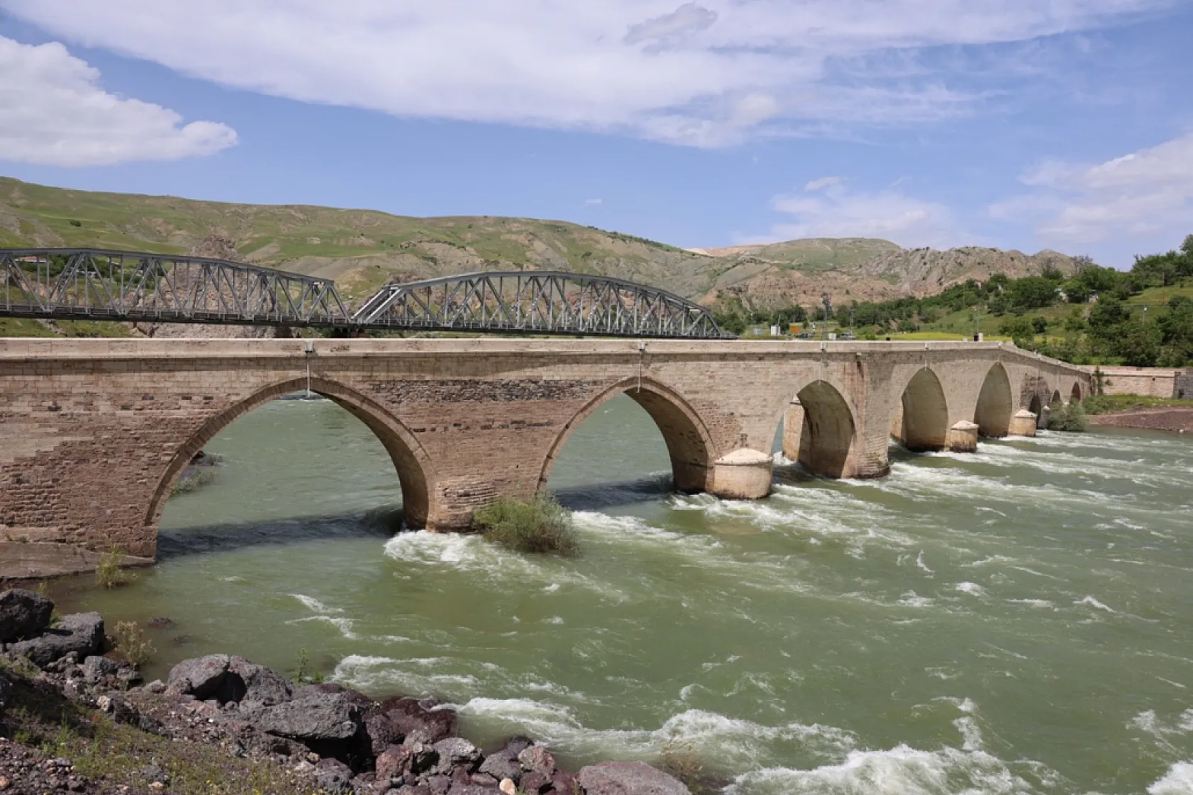 Elazığ'ın Palu ilçesi yaz aylarında tarih ve doğayı bir arada sunuyor