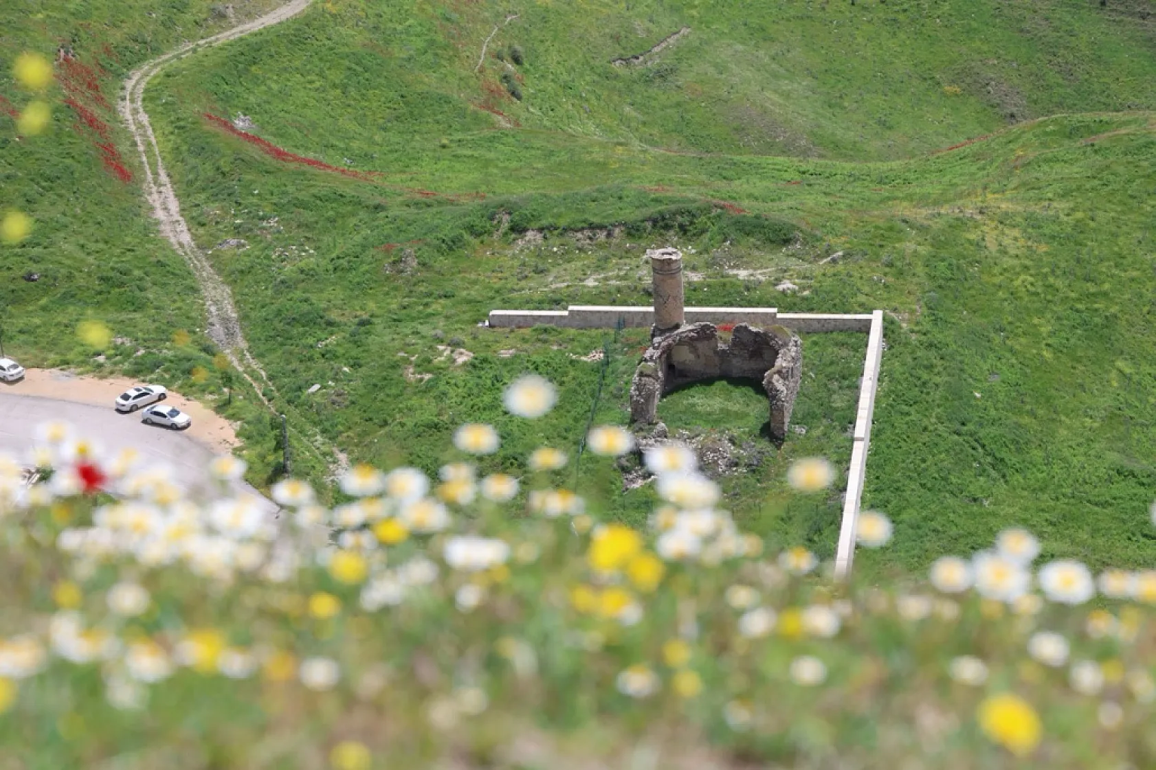 Elazığ'ın Palu ilçesi yaz aylarında tarih ve doğayı bir arada sunuyor