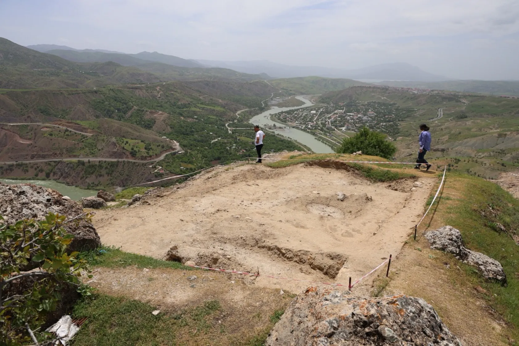 Elazığ'ın Palu ilçesi yaz aylarında tarih ve doğayı bir arada sunuyor