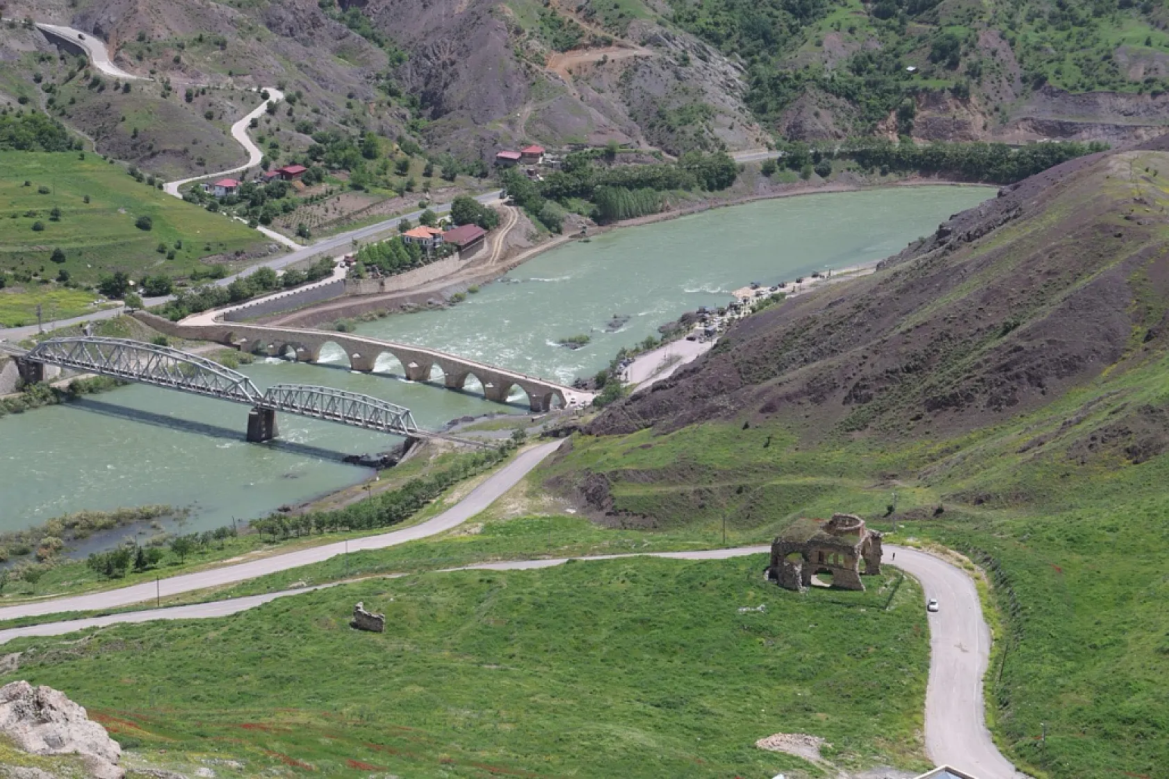 Elazığ'ın Palu ilçesi yaz aylarında tarih ve doğayı bir arada sunuyor