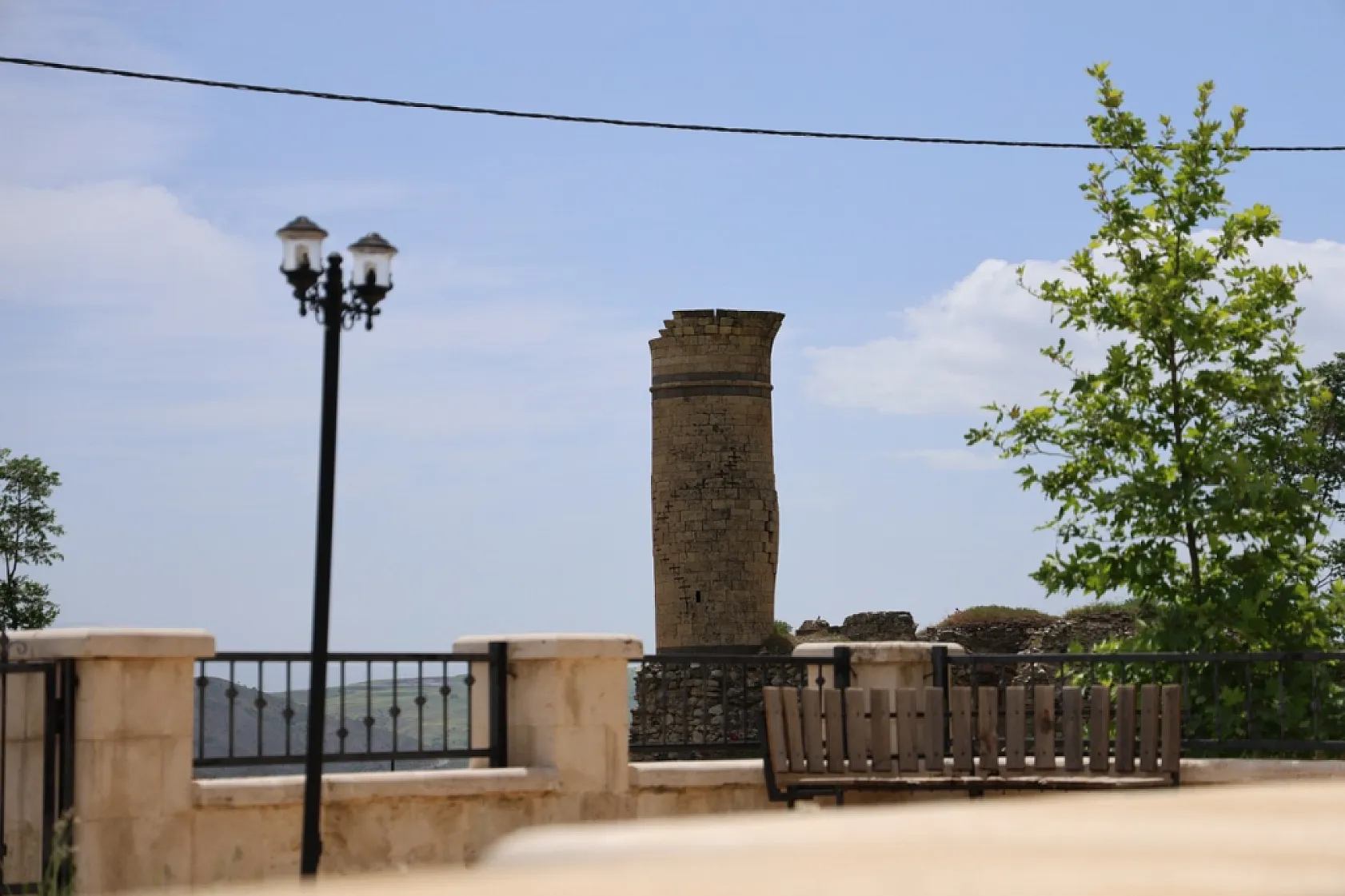 Elazığ'ın Palu ilçesi yaz aylarında tarih ve doğayı bir arada sunuyor