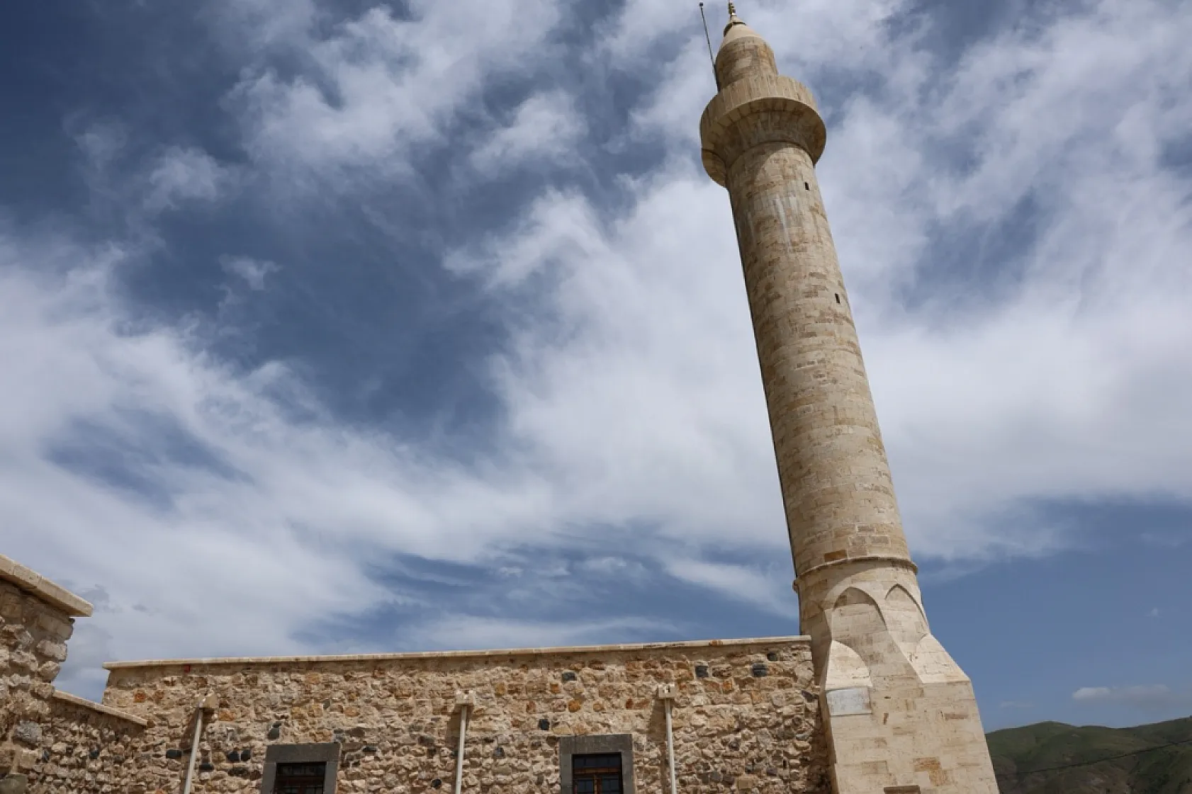 Elazığ'ın Palu ilçesi yaz aylarında tarih ve doğayı bir arada sunuyor