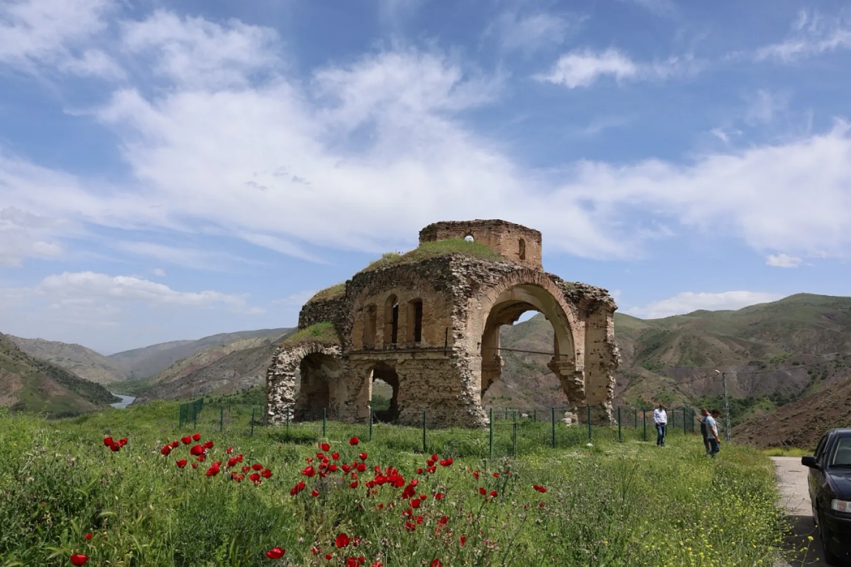 Elazığ'ın Palu ilçesi yaz aylarında tarih ve doğayı bir arada sunuyor
