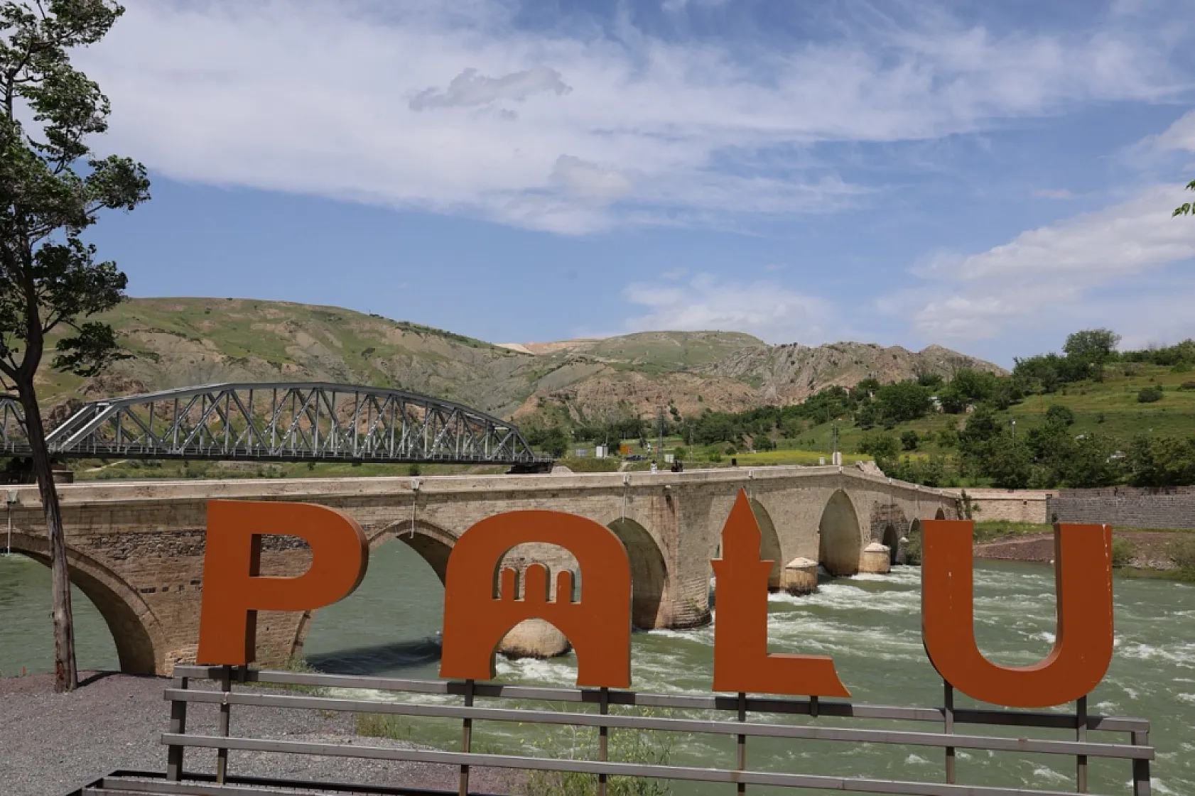 Elazığ'ın Palu ilçesi yaz aylarında tarih ve doğayı bir arada sunuyor