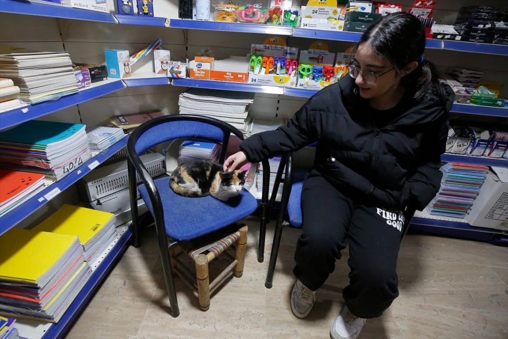 'Mestan' adını verdiği kediye 3 yıldır gözü gibi bakıyor