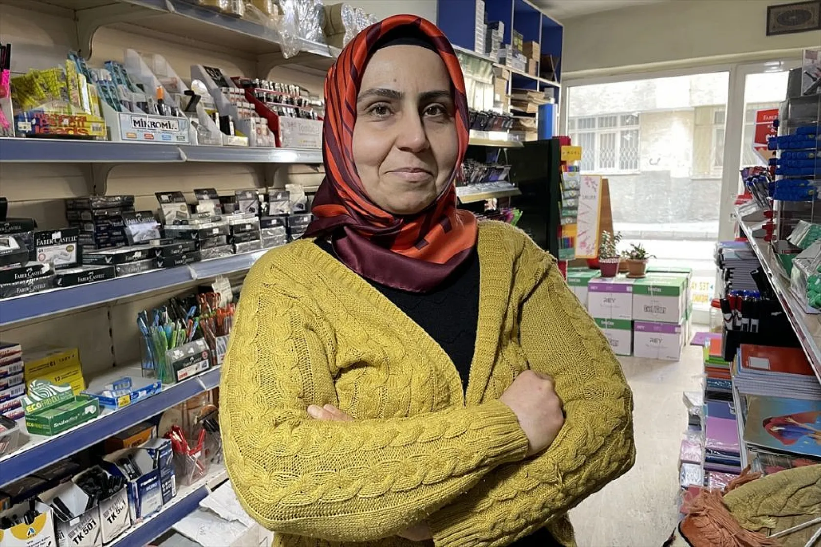 'Mestan' adını verdiği kediye 3 yıldır gözü gibi bakıyor