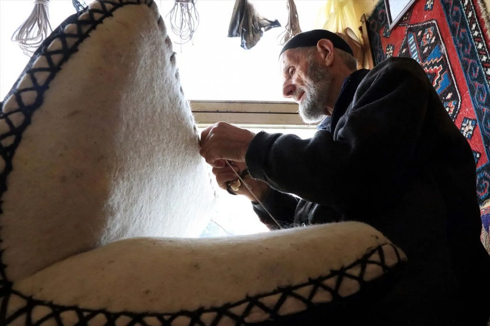 Elazığlı 65 yıllık semerci köylülerin talebiyle mesleğini bırakamıyor