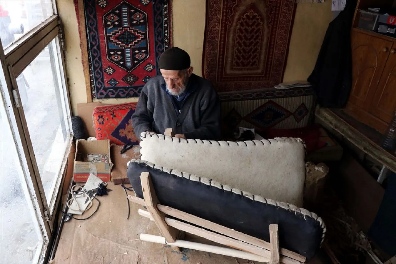 Elazığlı 65 yıllık semerci köylülerin talebiyle mesleğini bırakamıyor