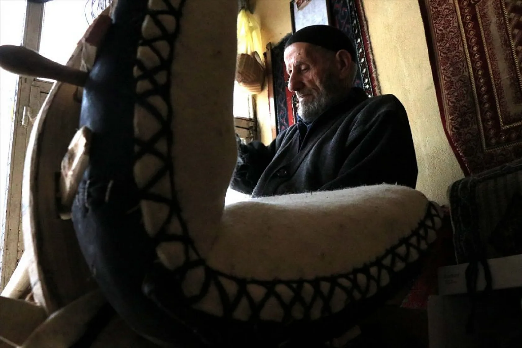 Elazığlı 65 yıllık semerci köylülerin talebiyle mesleğini bırakamıyor