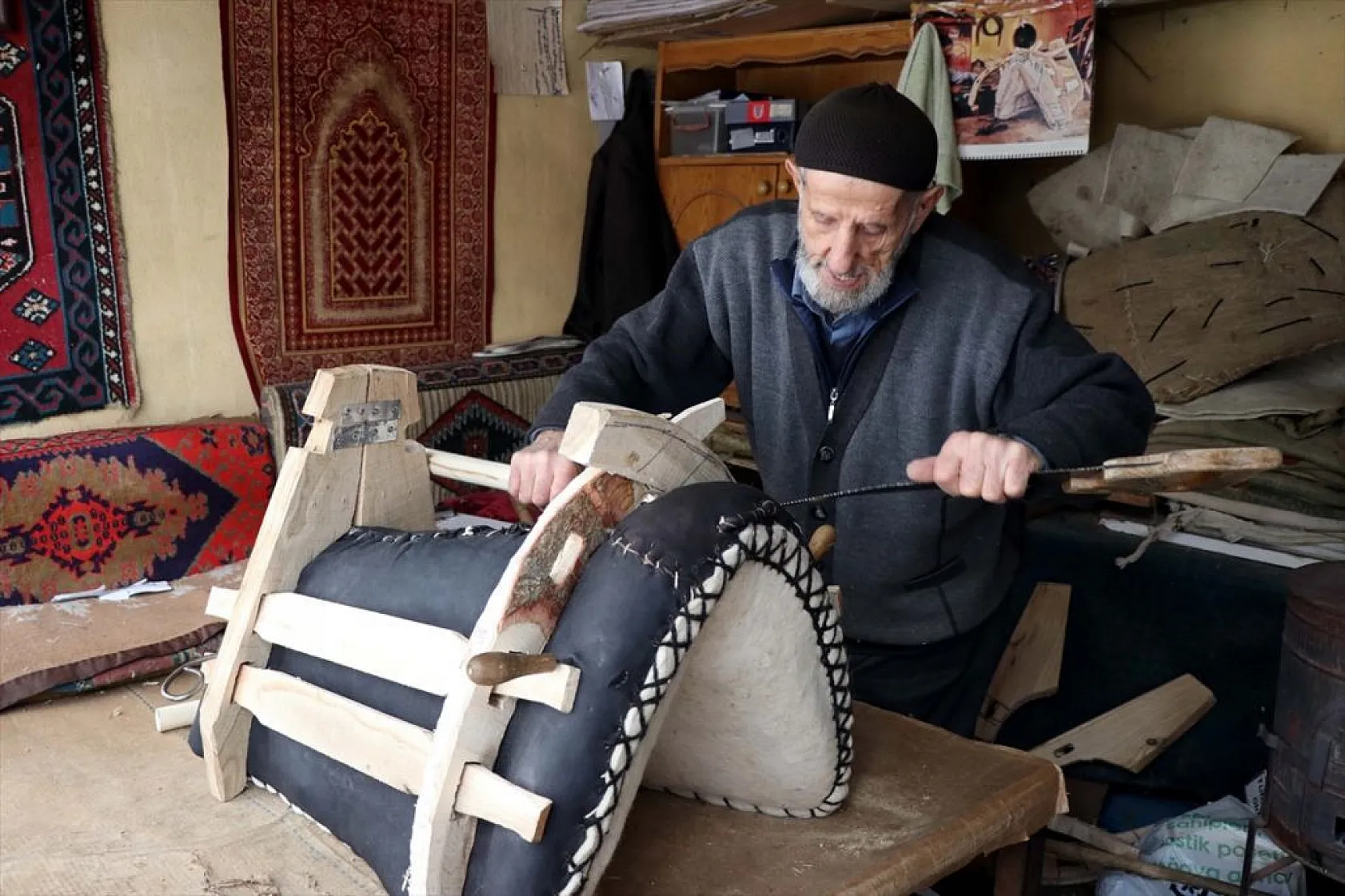 Elazığlı 65 yıllık semerci köylülerin talebiyle mesleğini bırakamıyor