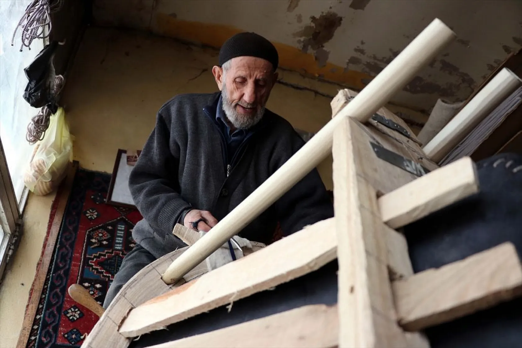 Elazığlı 65 yıllık semerci köylülerin talebiyle mesleğini bırakamıyor