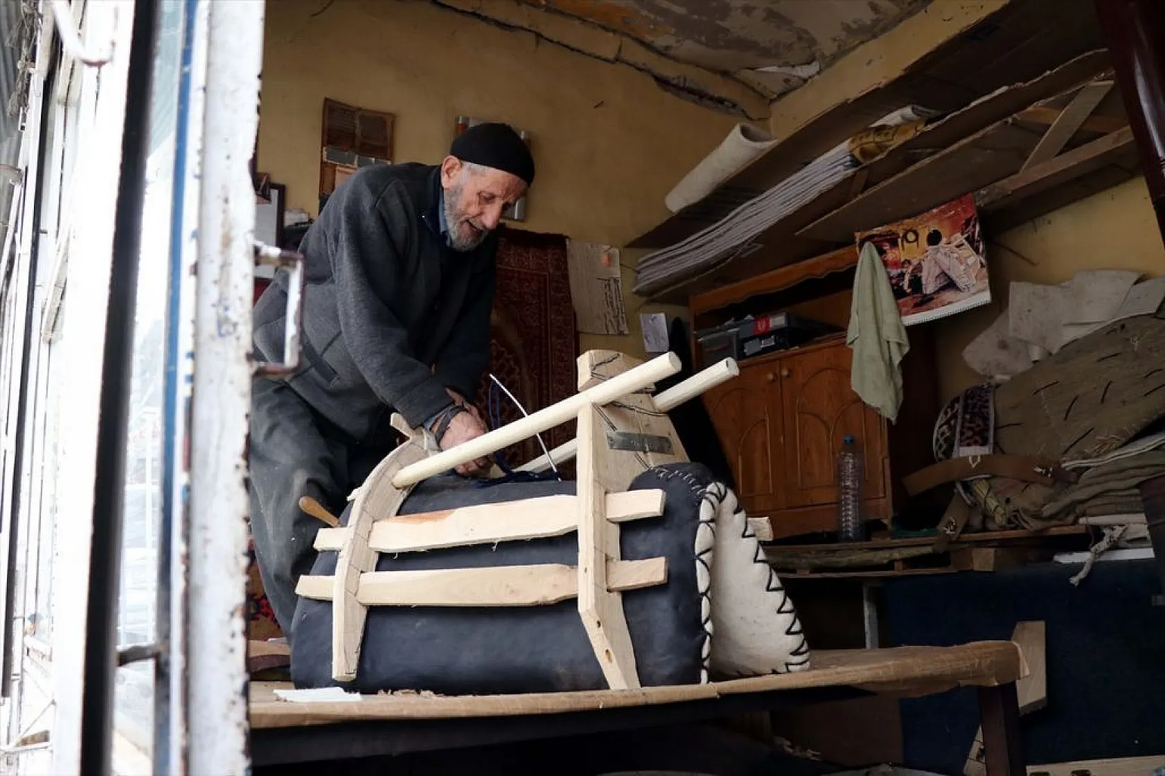 Elazığlı 65 yıllık semerci köylülerin talebiyle mesleğini bırakamıyor