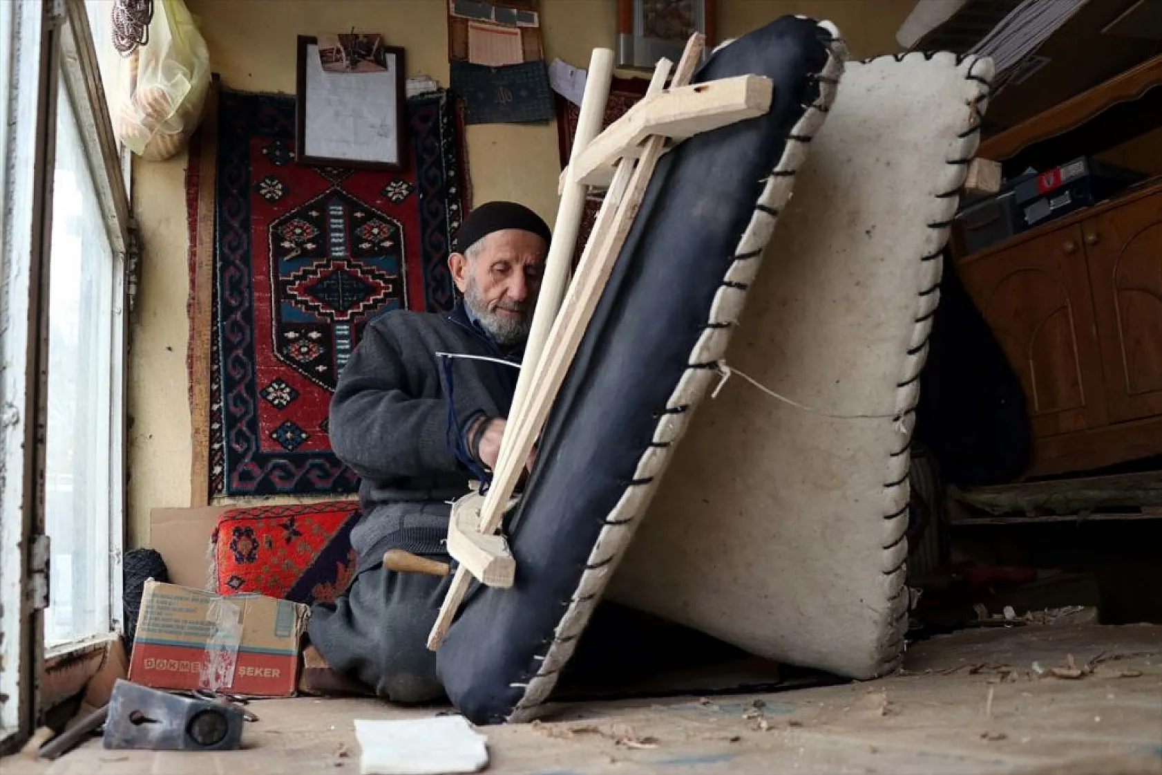 Elazığlı 65 yıllık semerci köylülerin talebiyle mesleğini bırakamıyor