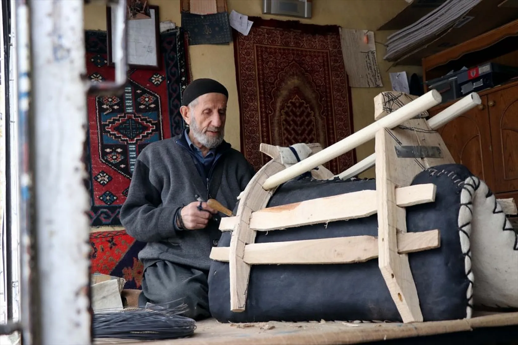 Elazığlı 65 yıllık semerci köylülerin talebiyle mesleğini bırakamıyor