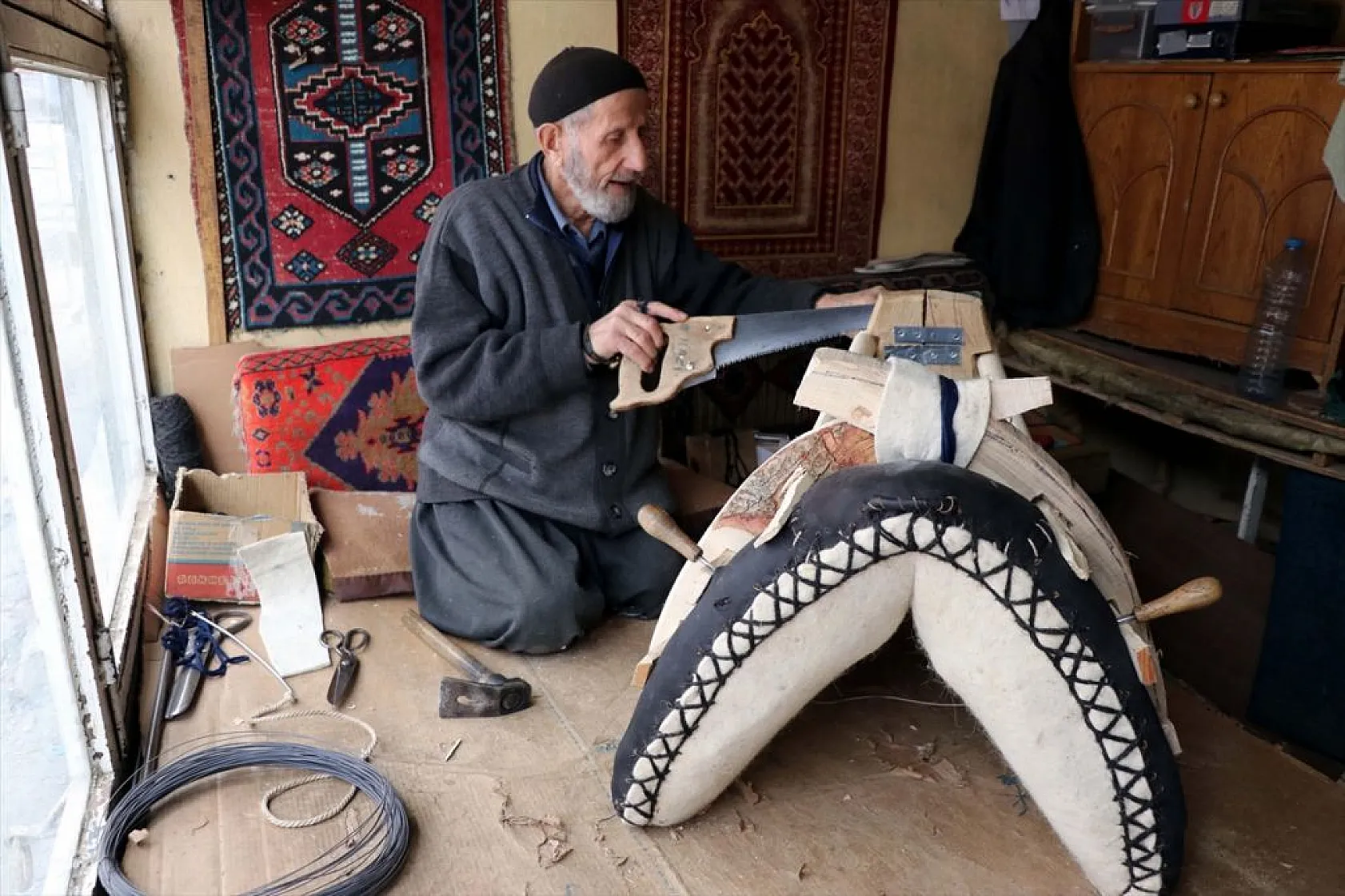 Elazığlı 65 yıllık semerci köylülerin talebiyle mesleğini bırakamıyor