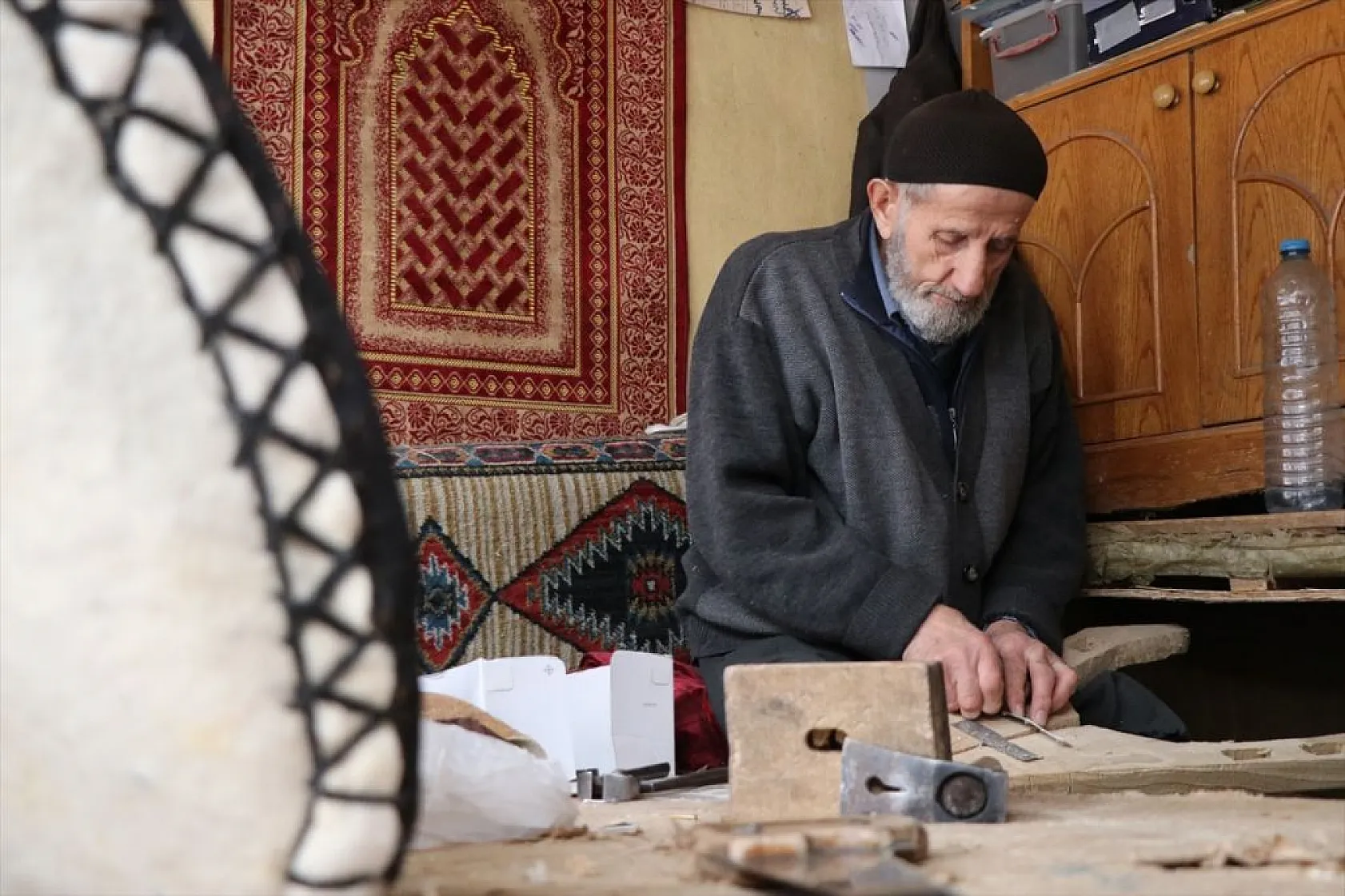 Elazığlı 65 yıllık semerci köylülerin talebiyle mesleğini bırakamıyor